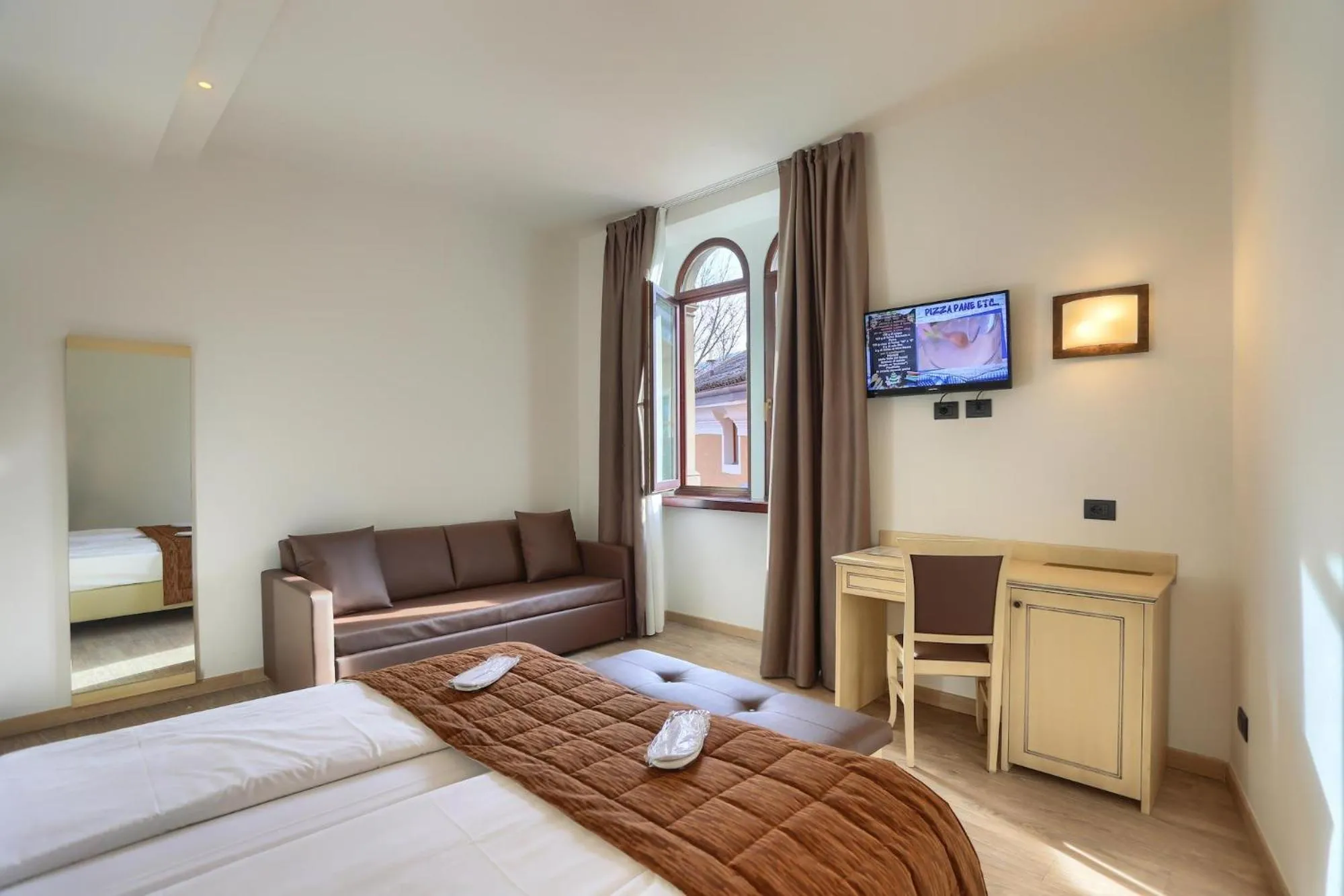 Bed in Hotel Europa - Skypool & Panorama