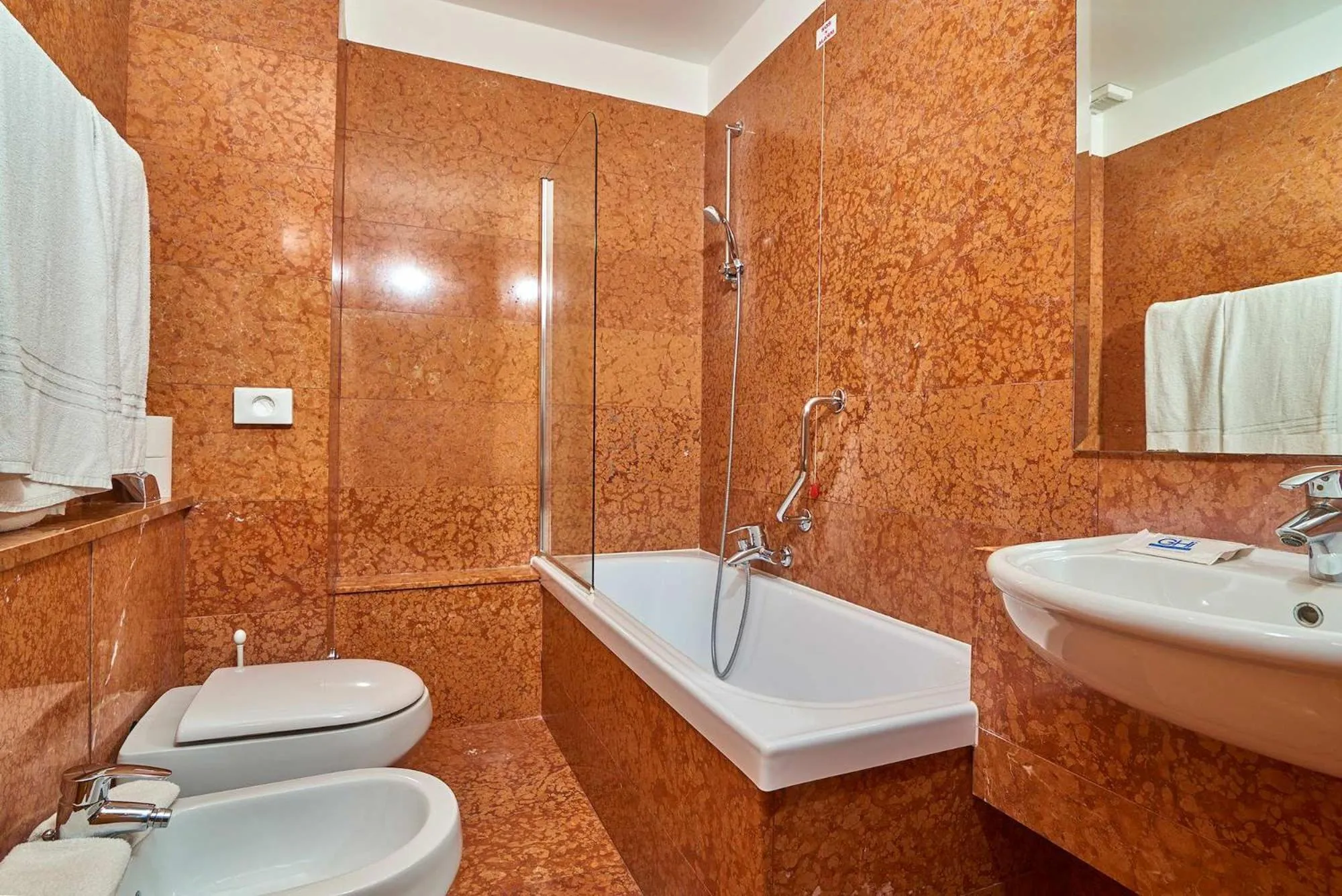 Shower in Hotel Europa - Skypool & Panorama