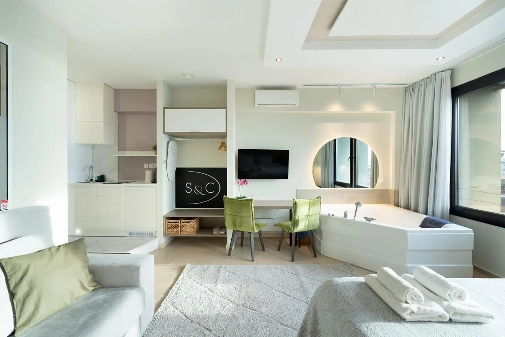 Hot Tub in Sea & the City