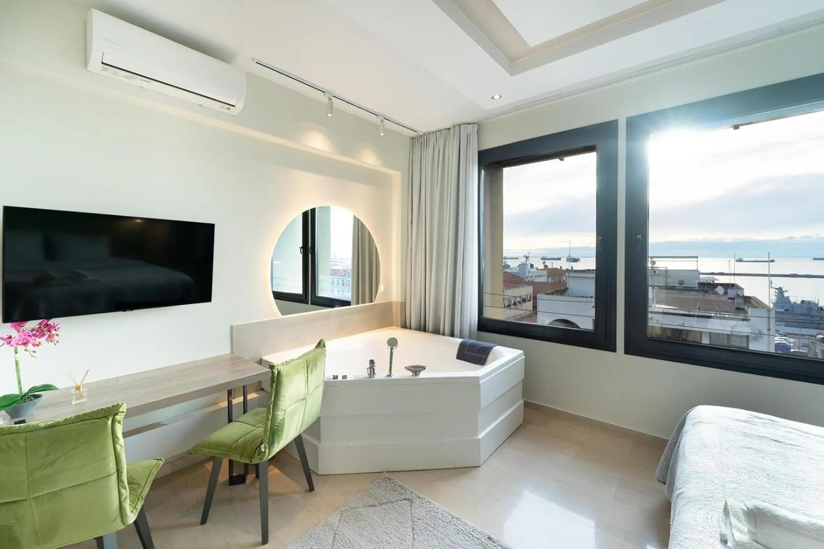 Hot Tub in Sea & the City