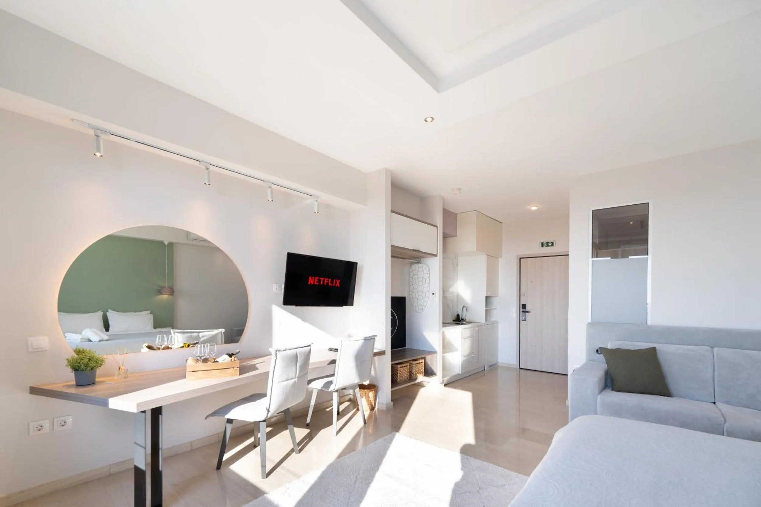 Photo of the whole room in Sea & the City