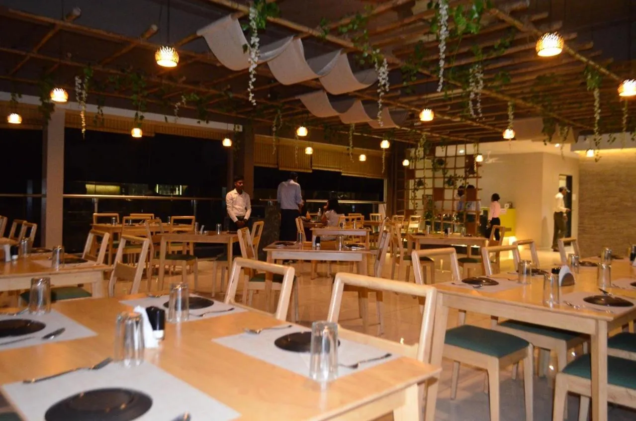 Restaurant/places to eat in Hotel O2 Sangli