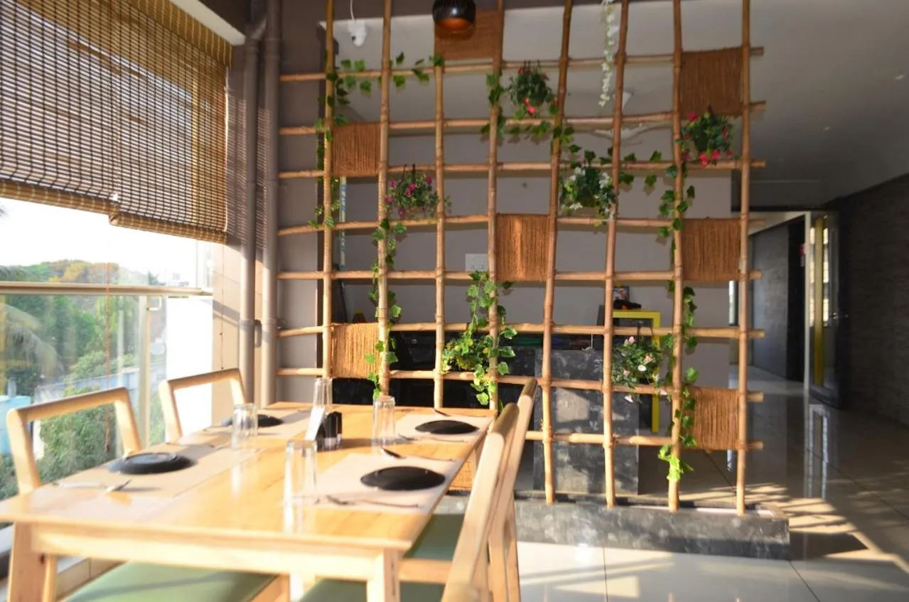 Restaurant/places to eat in Hotel O2 Sangli