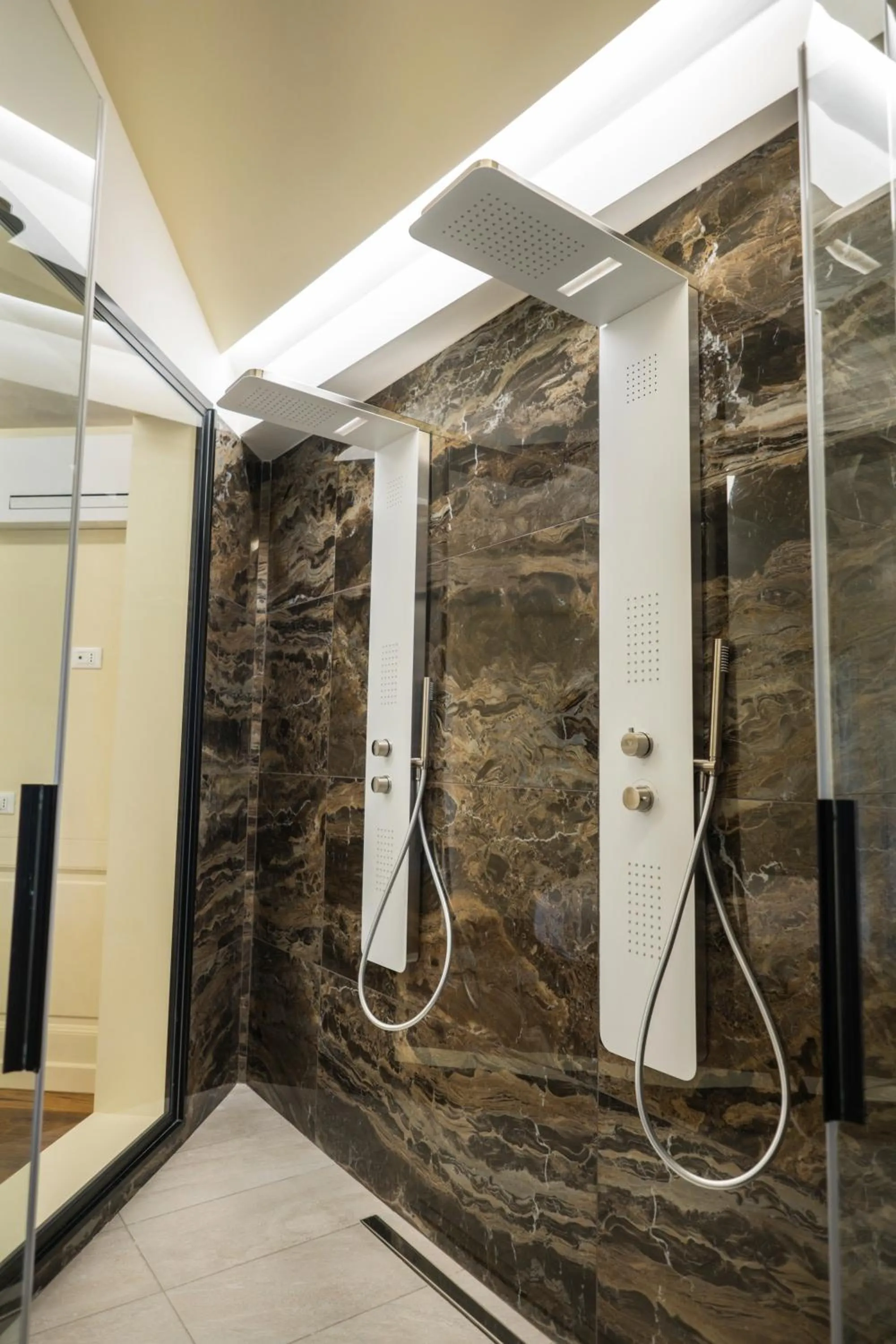 Shower in Luxury B&B La Riserva Dannunziana