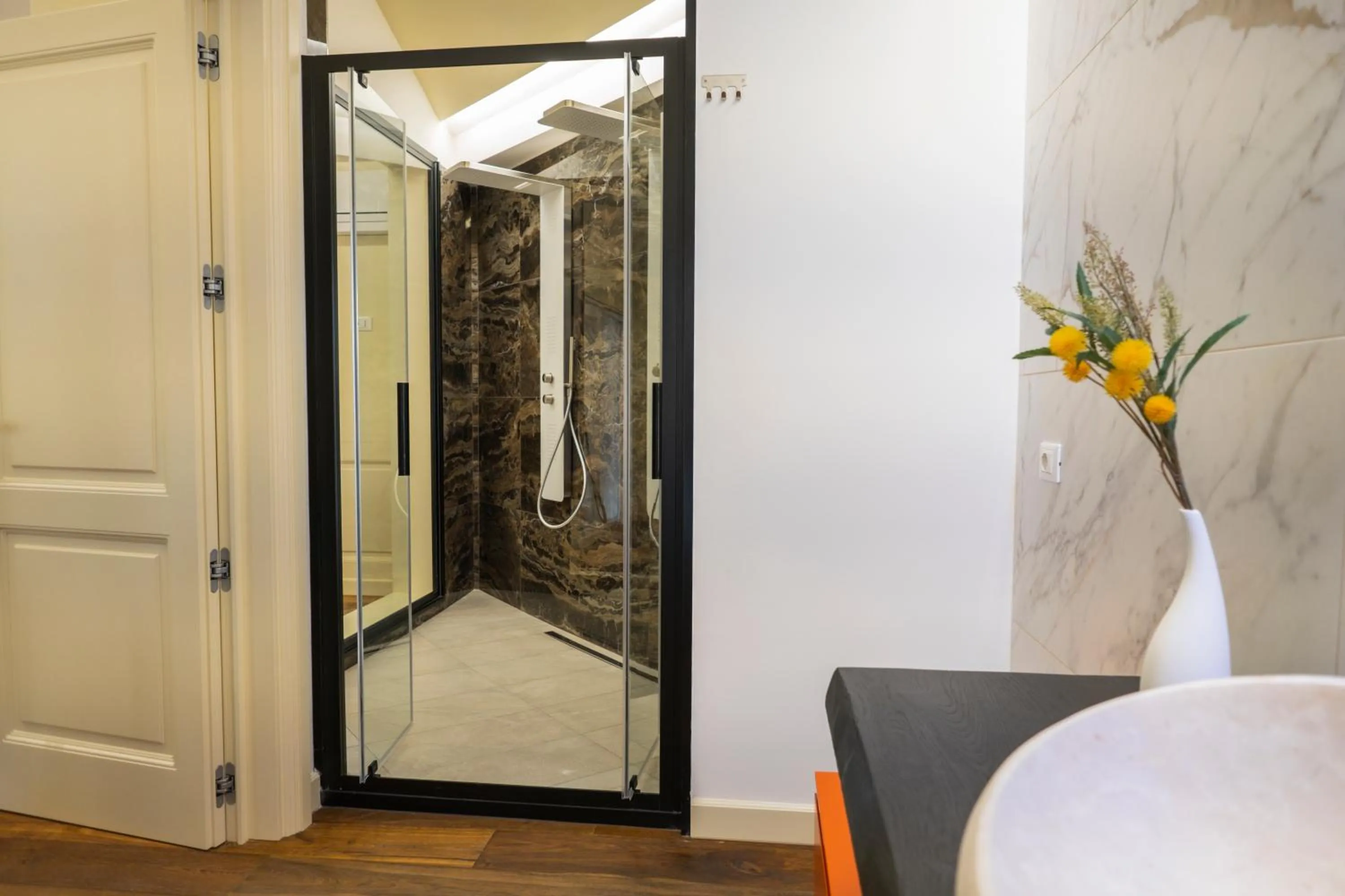 Shower, Bed in Luxury B&B La Riserva Dannunziana