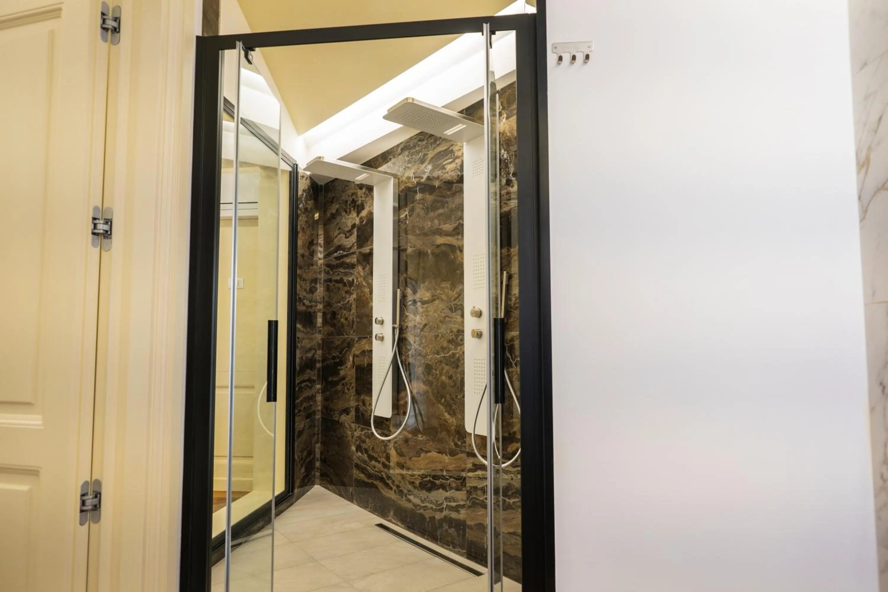Shower in Luxury B&B La Riserva Dannunziana