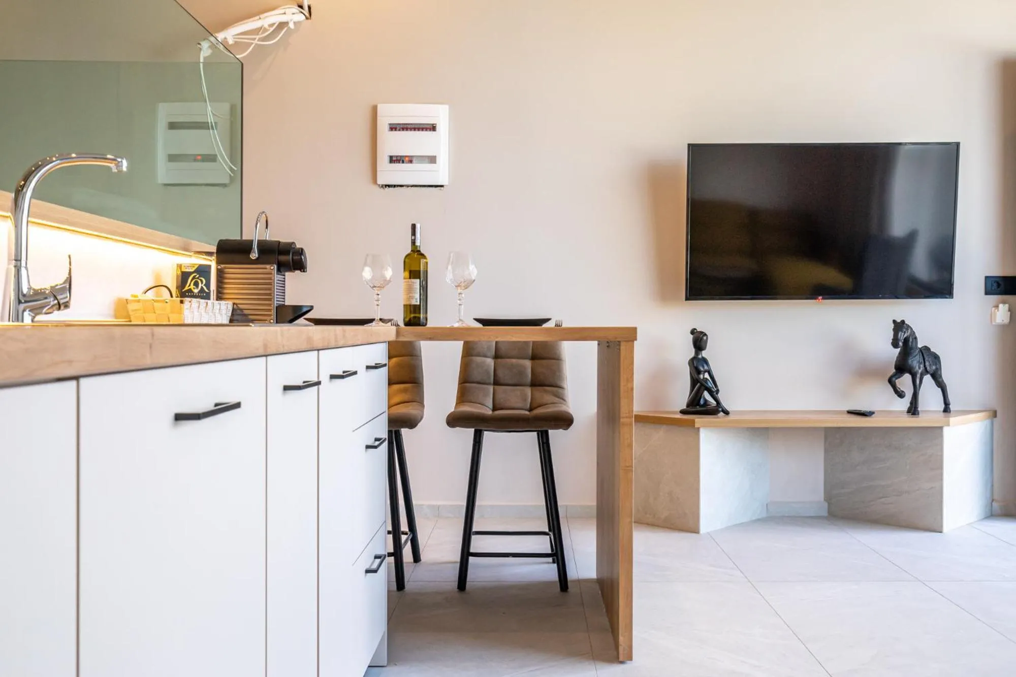 TV and multimedia in Pathos SeaSide Suites