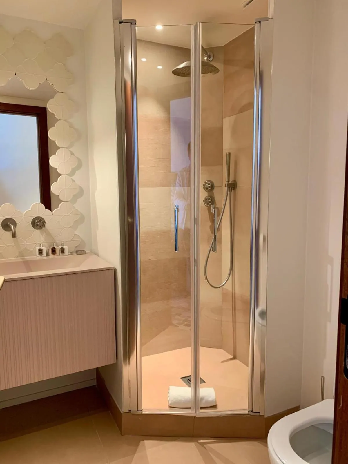 Shower in Lou Cagnard