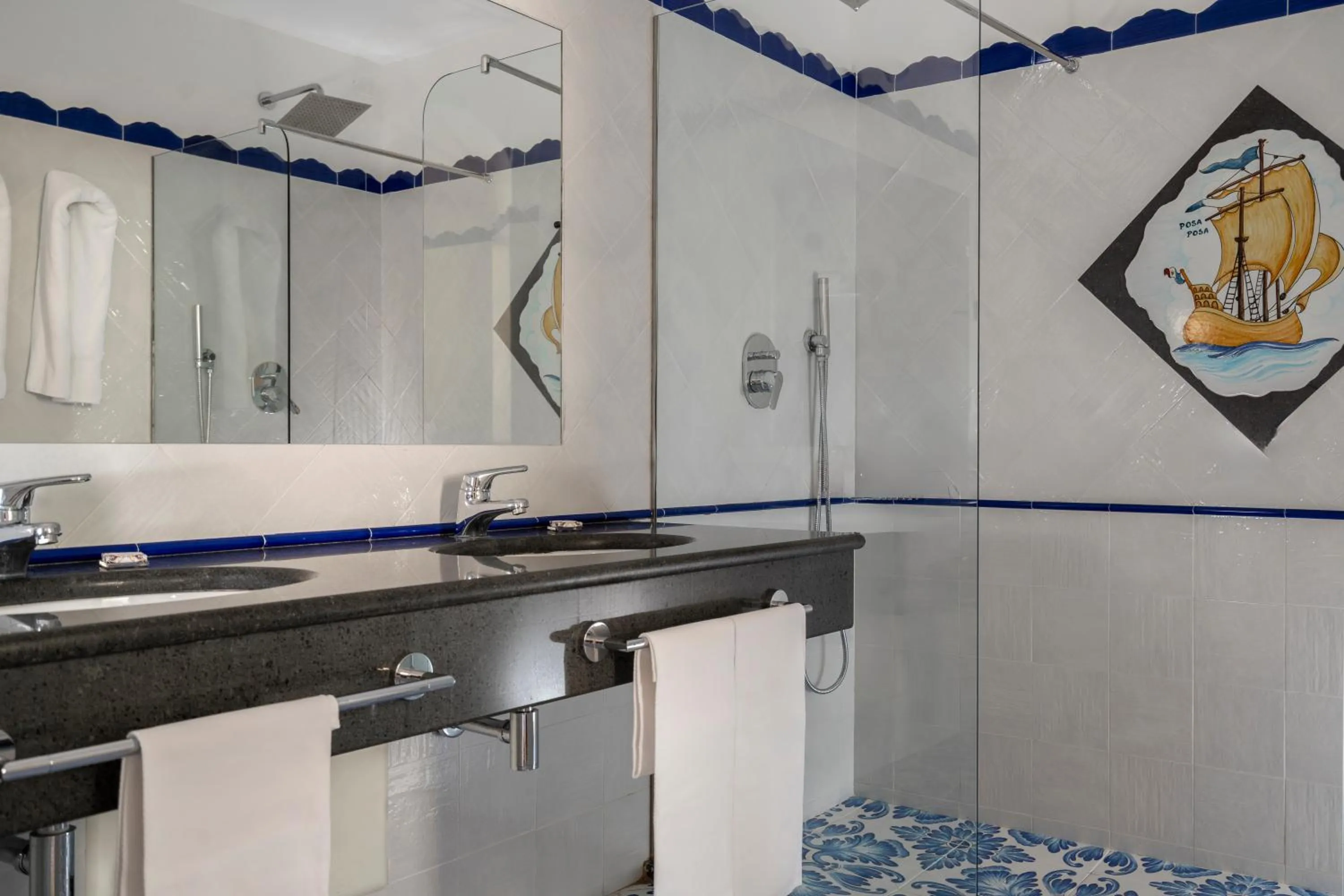 Bathroom in Hotel Savoia