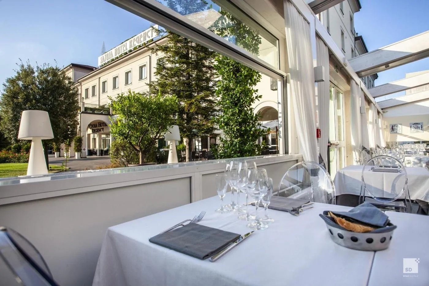 Restaurant/places to eat in Savoia Hotel Regency