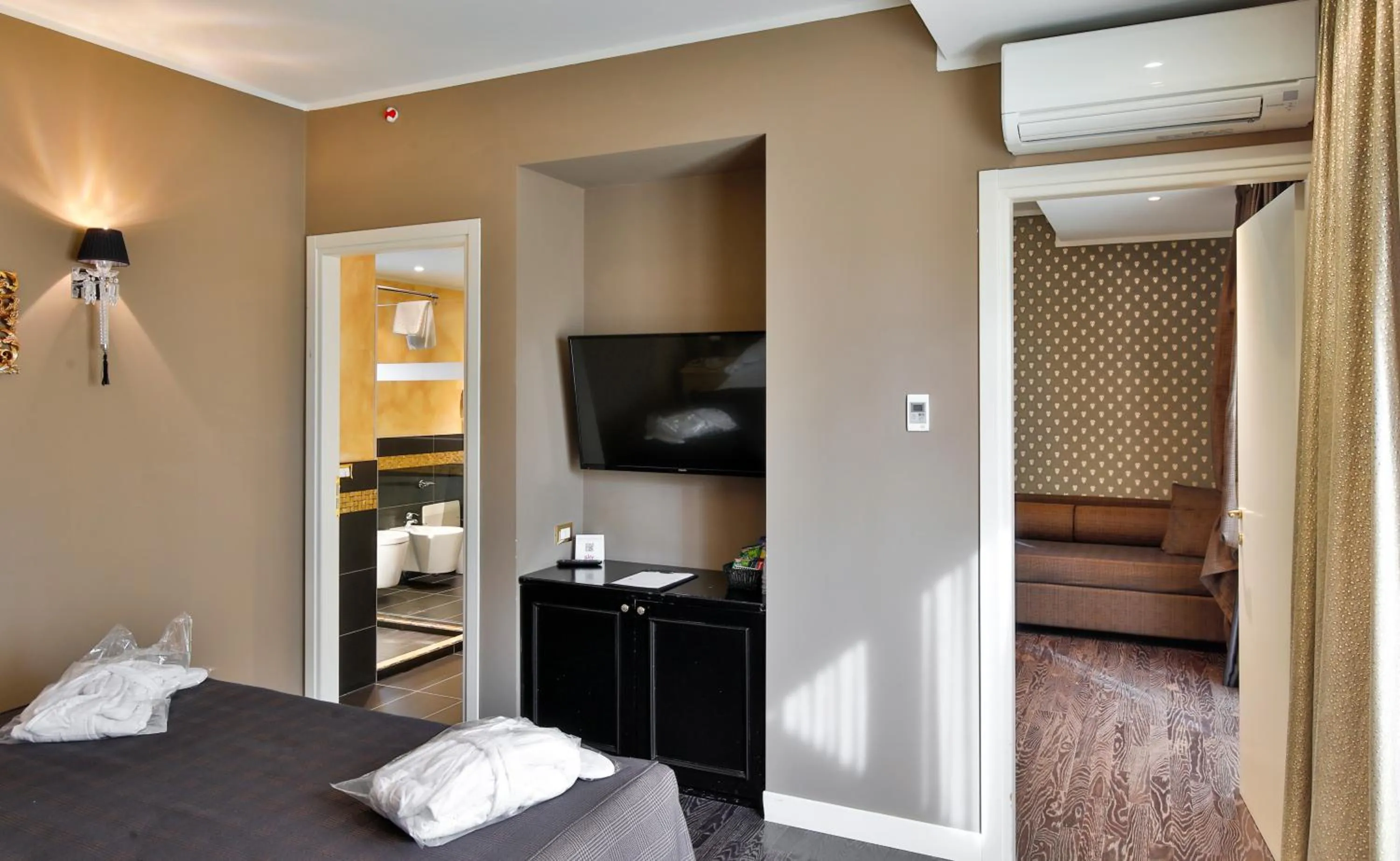 Photo of the whole room, Bed in Savoia Hotel Regency