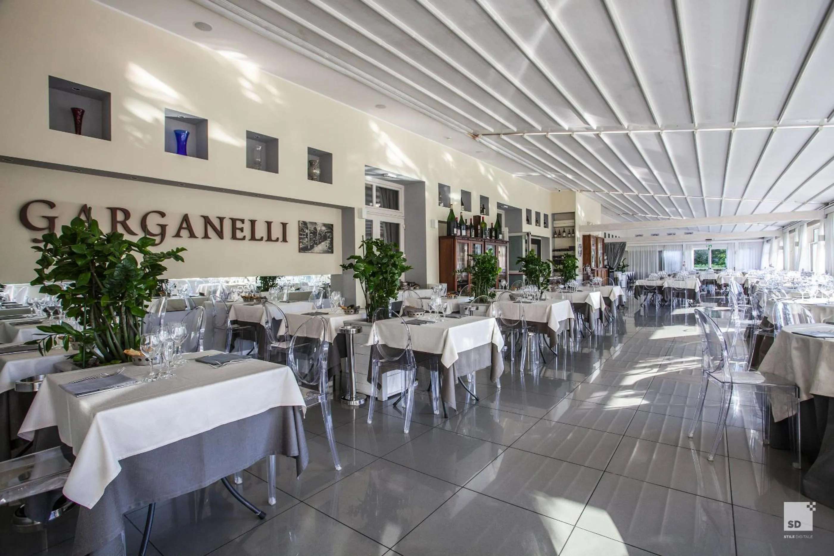 Restaurant/places to eat in Savoia Hotel Regency