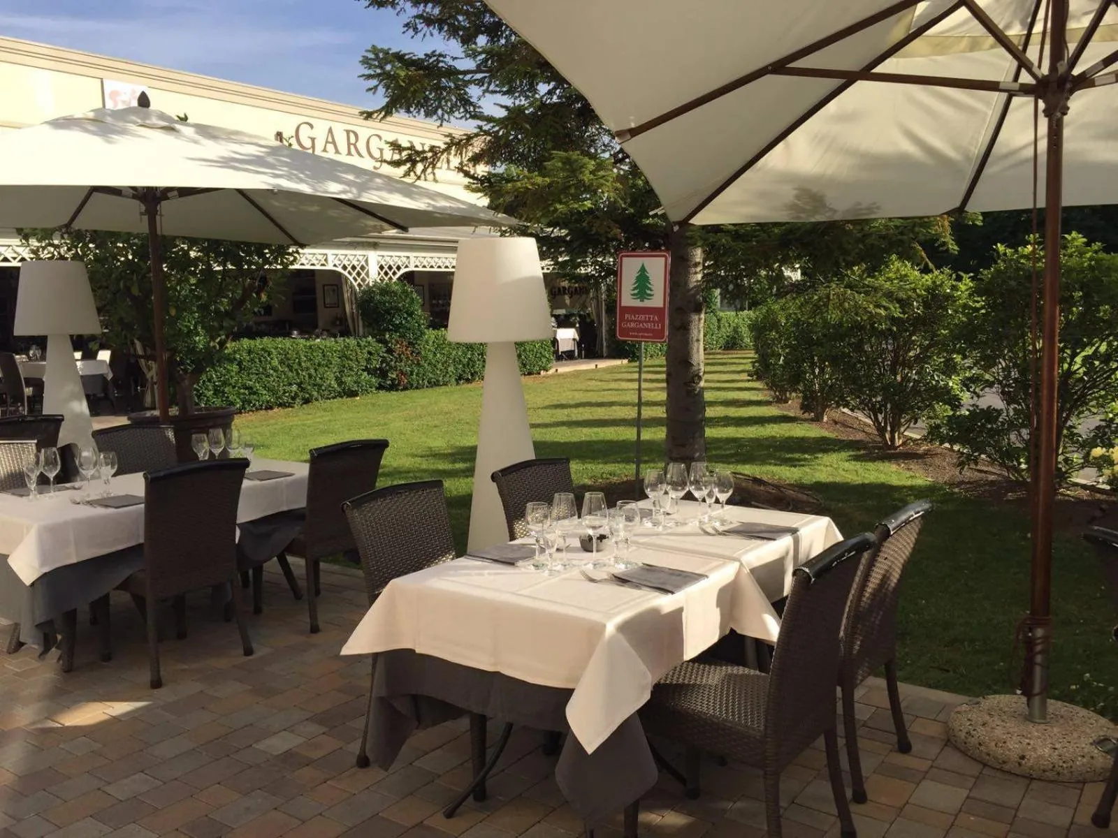 Restaurant/places to eat in Savoia Hotel Regency