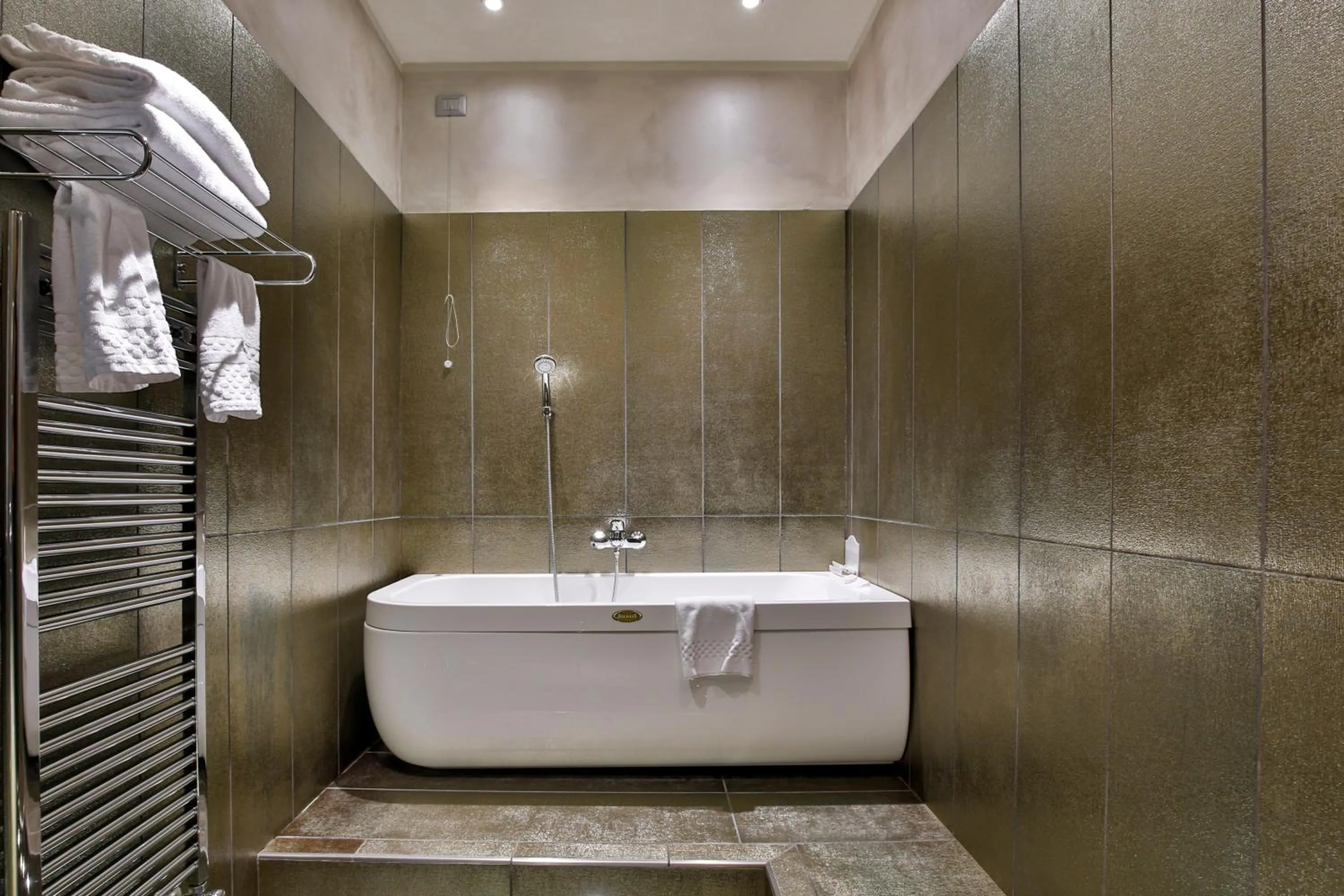 Bathroom in Savoia Hotel Regency