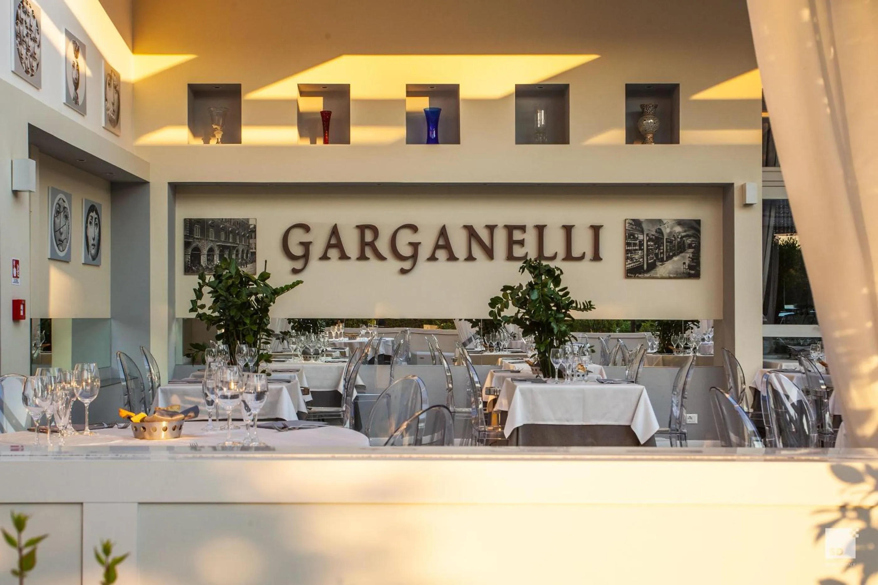 Restaurant/places to eat in Savoia Hotel Regency