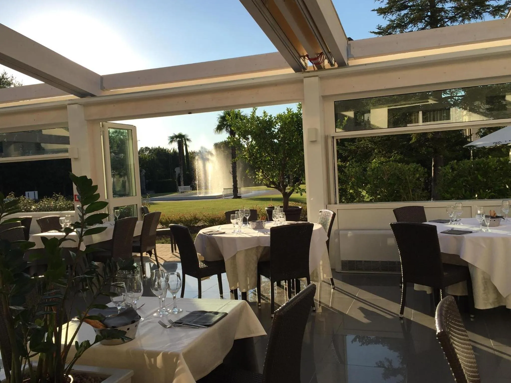 Restaurant/places to eat in Savoia Hotel Regency