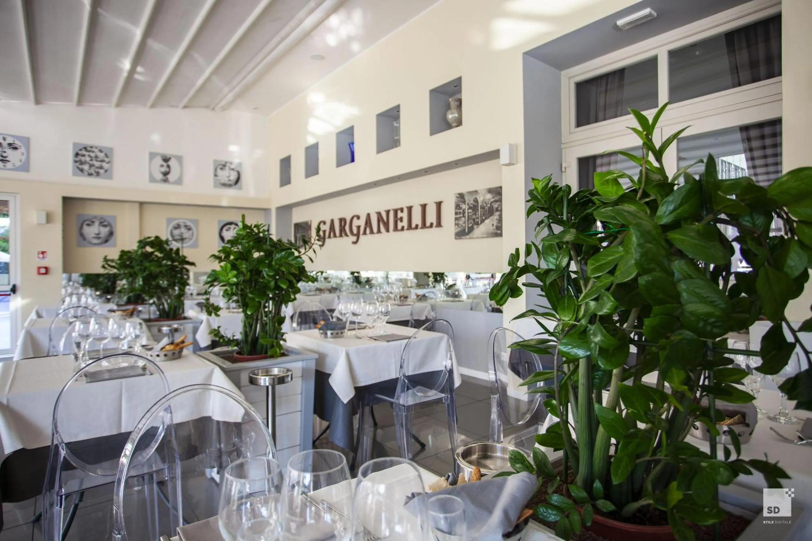 Restaurant/places to eat in Savoia Hotel Regency