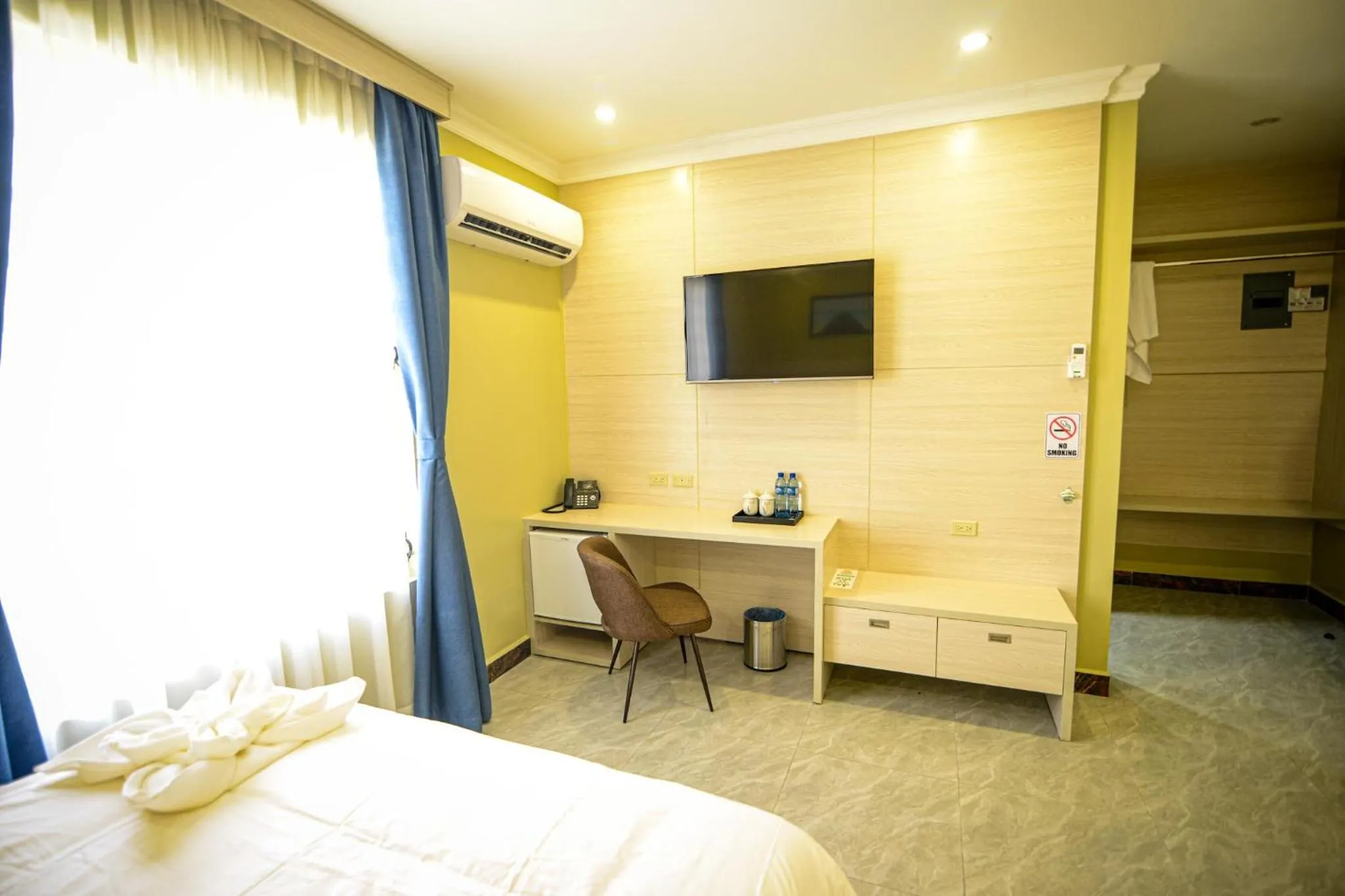 Seating area, Bed in The Caye Hotel Caye Caulker