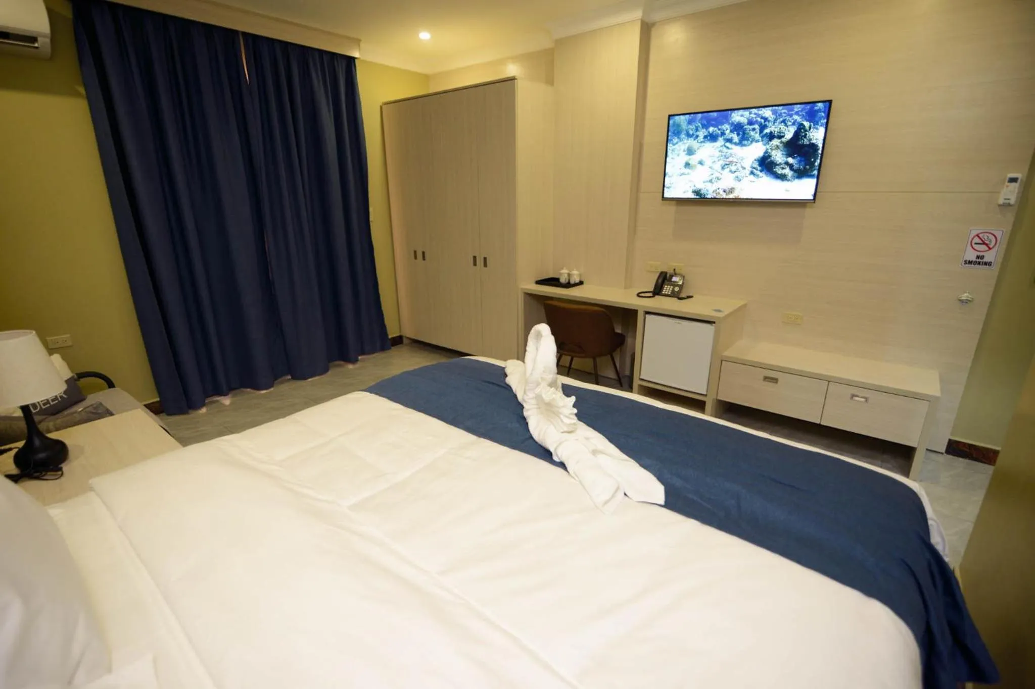 TV and multimedia, Bed in The Caye Hotel Caye Caulker