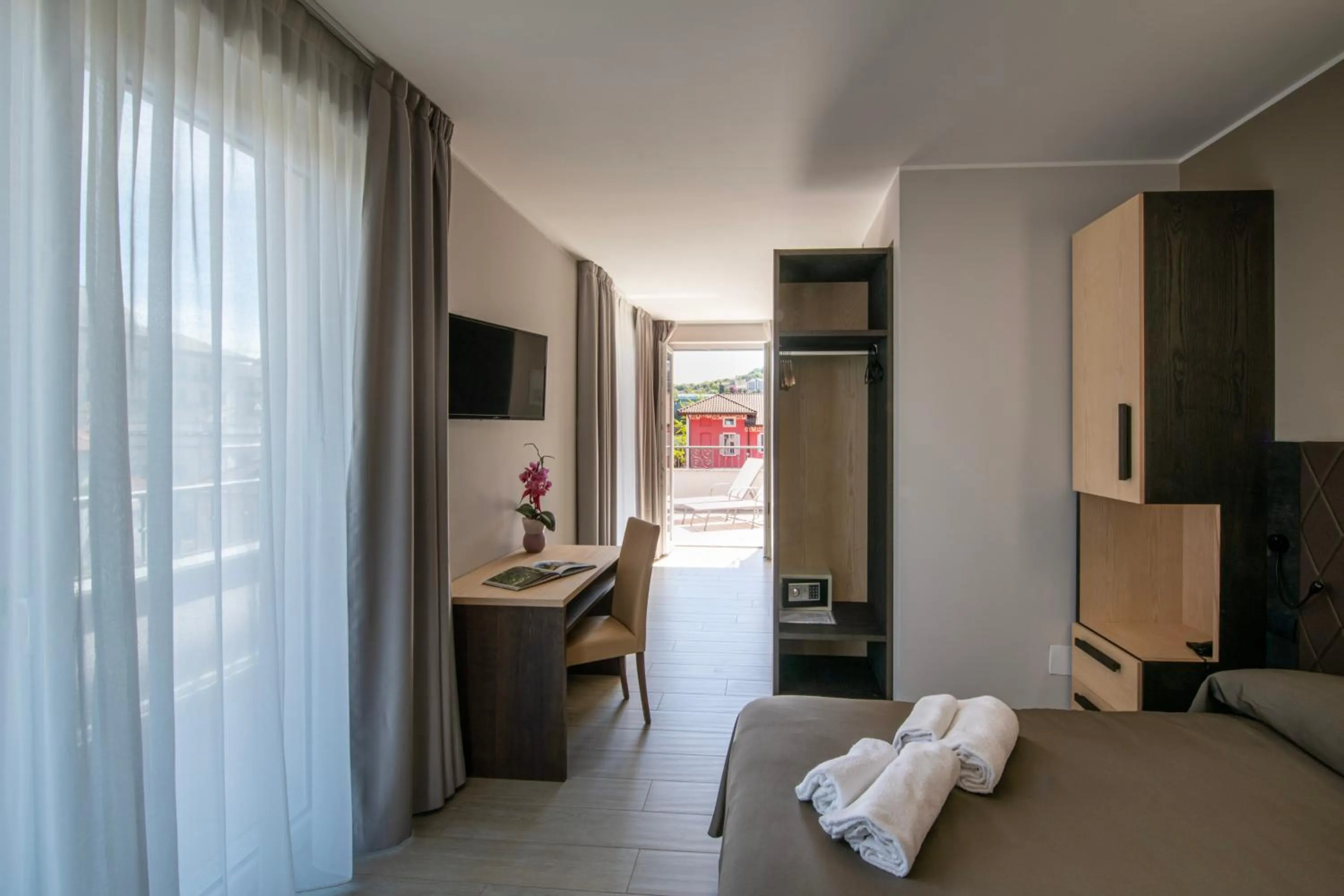 TV and multimedia, Bed in Hotel Boston