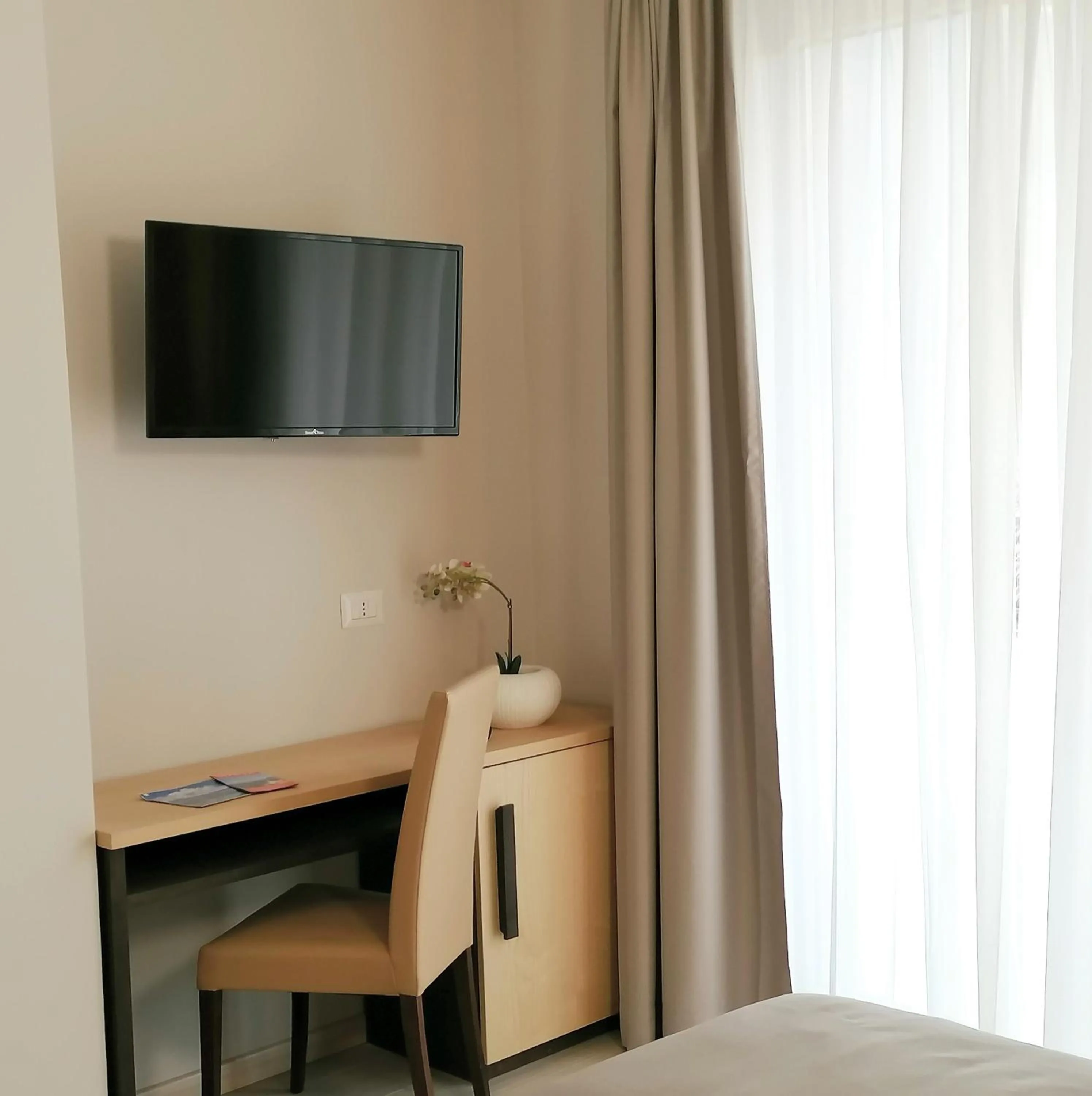 TV and multimedia, Bed in Hotel Boston