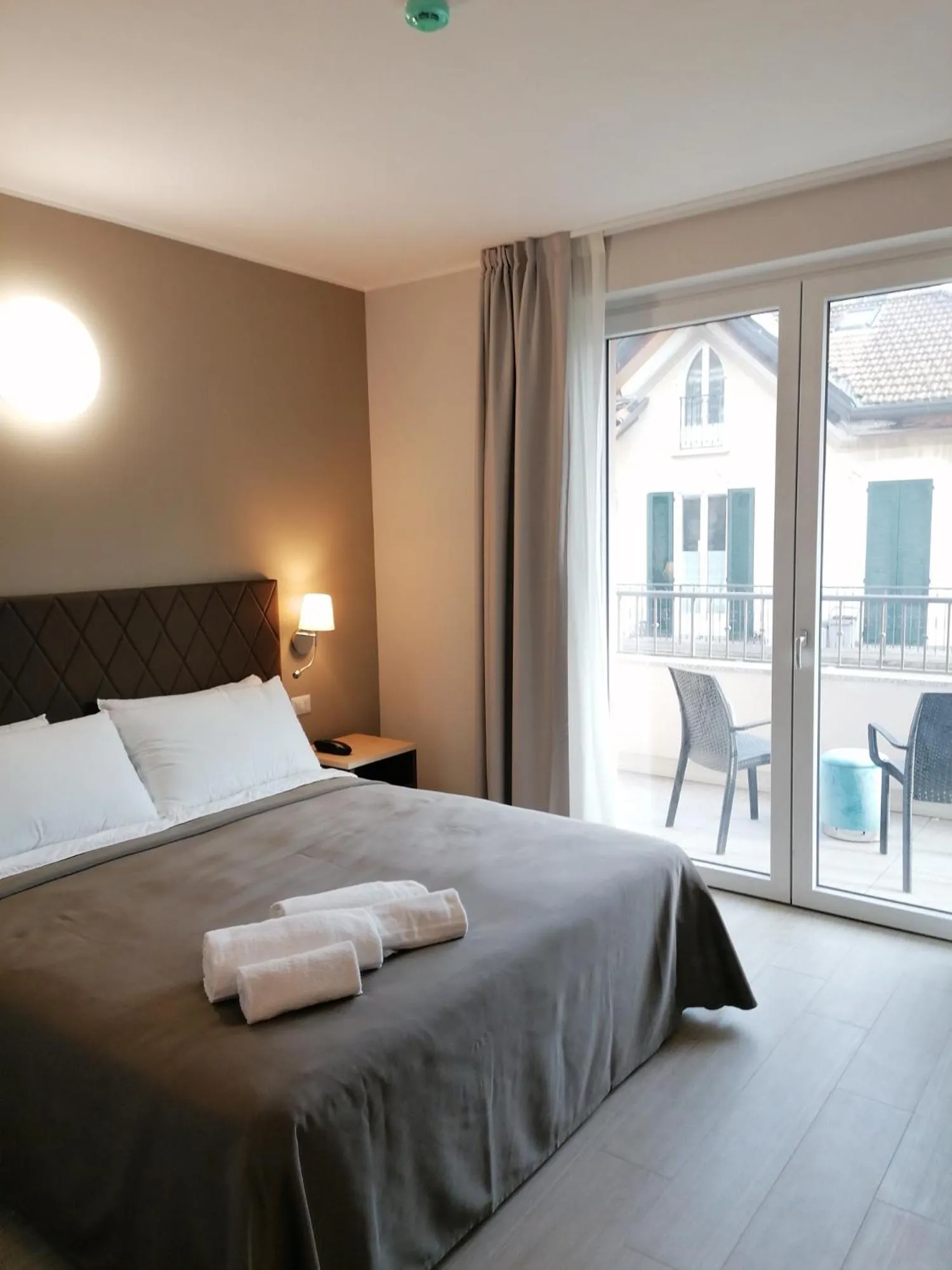 Balcony/Terrace, Bed in Hotel Boston