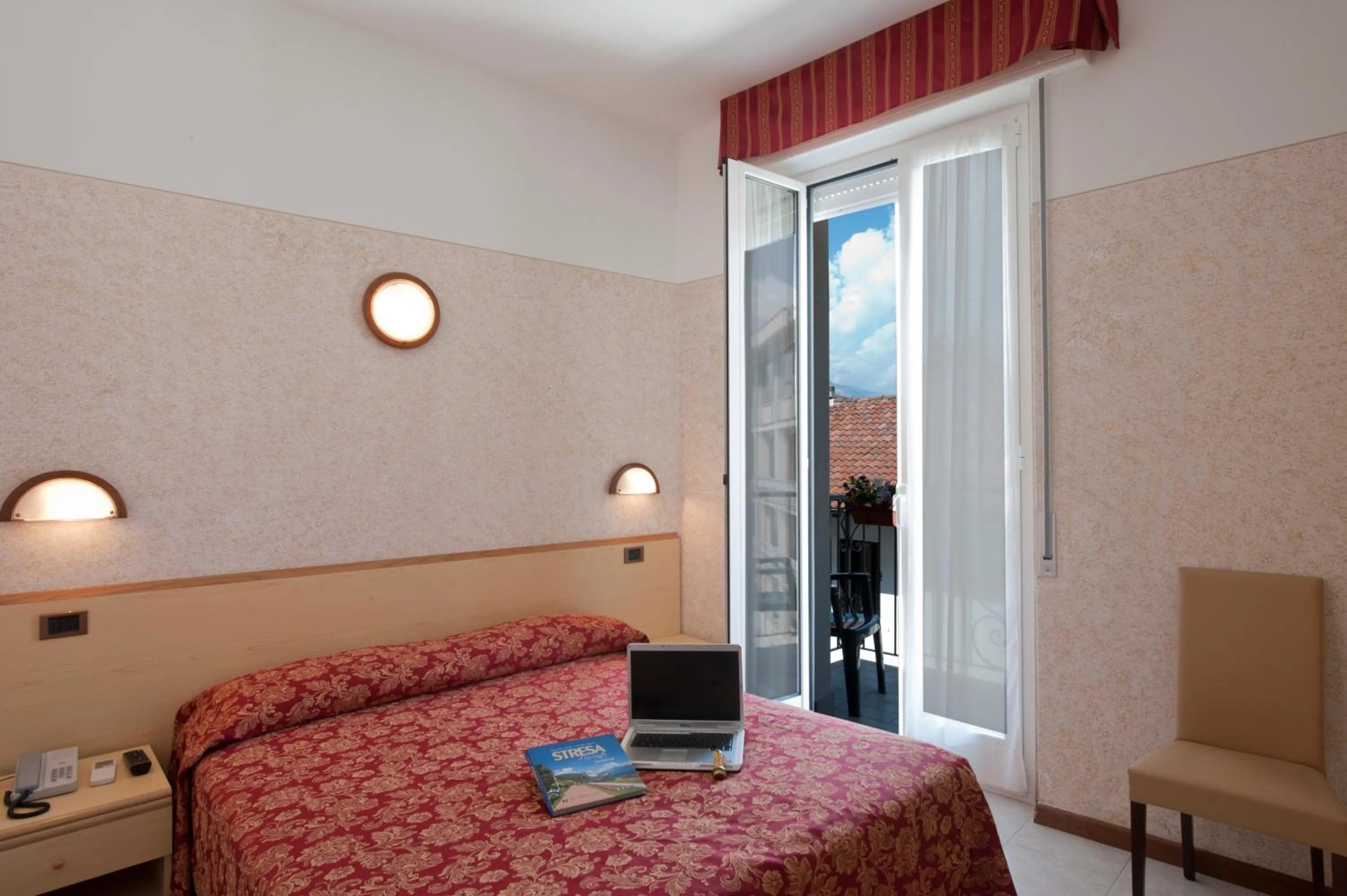 Photo of the whole room, Bed in Hotel Boston