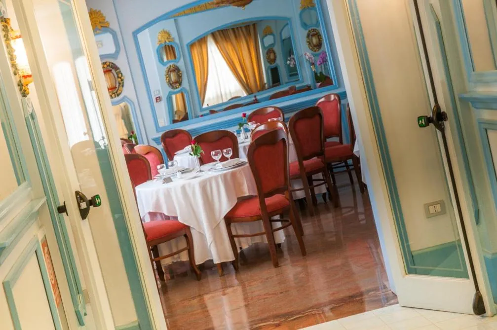 Restaurant/places to eat in Hotel Eliseo Park's