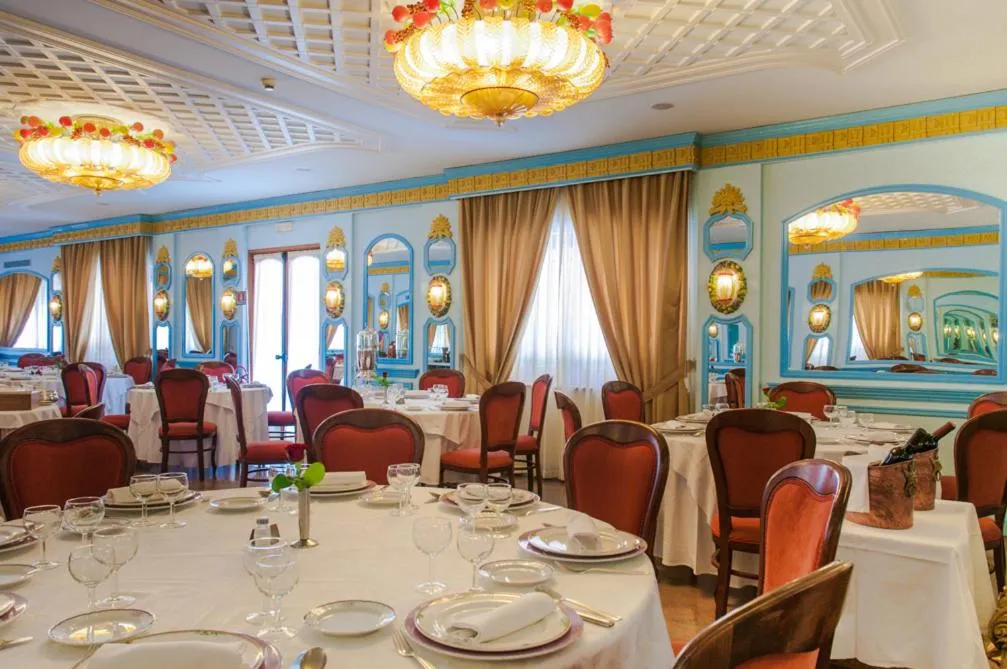 Restaurant/places to eat in Hotel Eliseo Park's