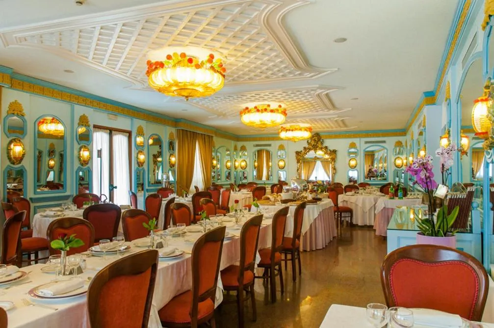 Restaurant/places to eat in Hotel Eliseo Park's