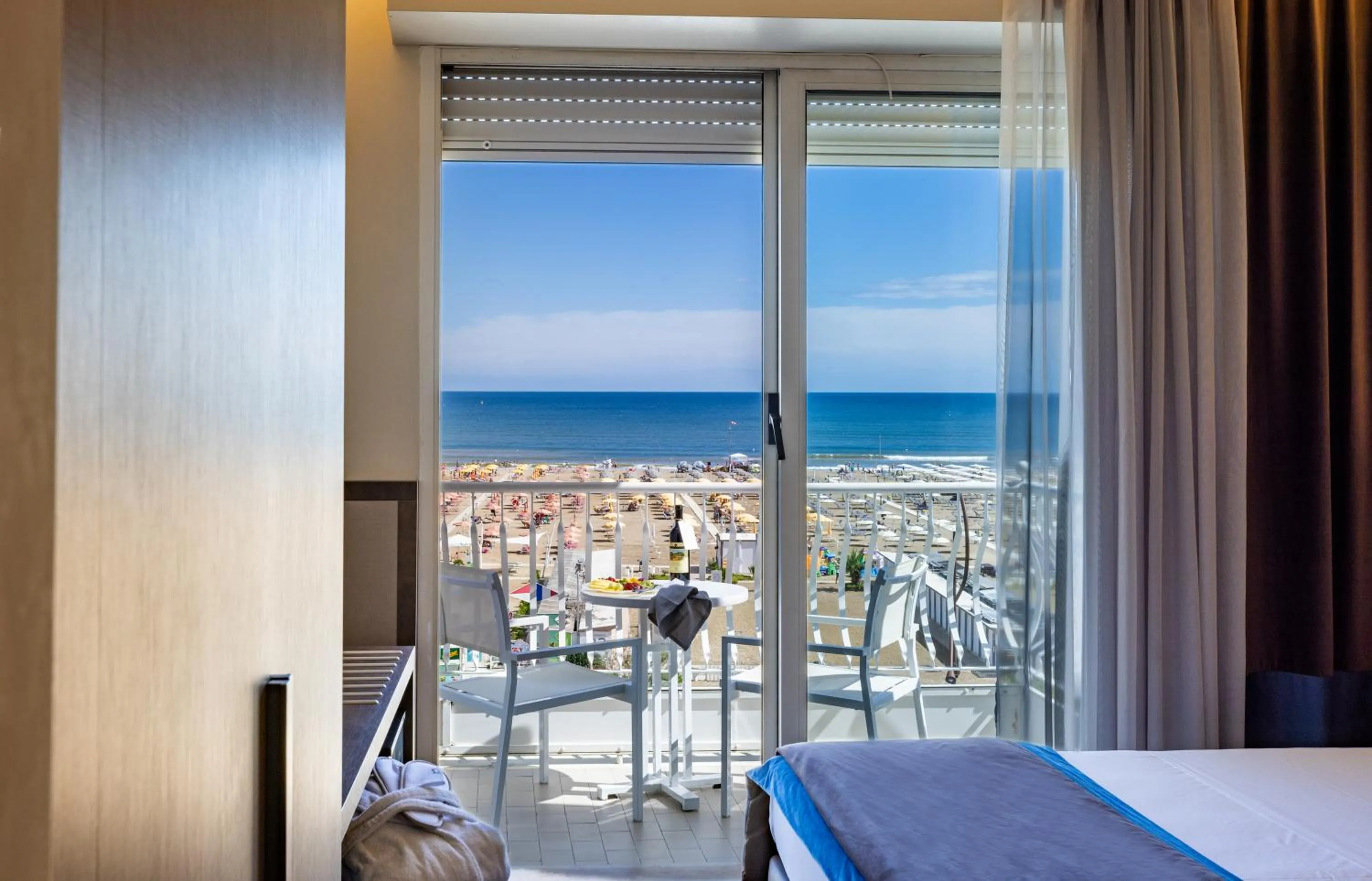 Sea view, Bed in Hotel Continental