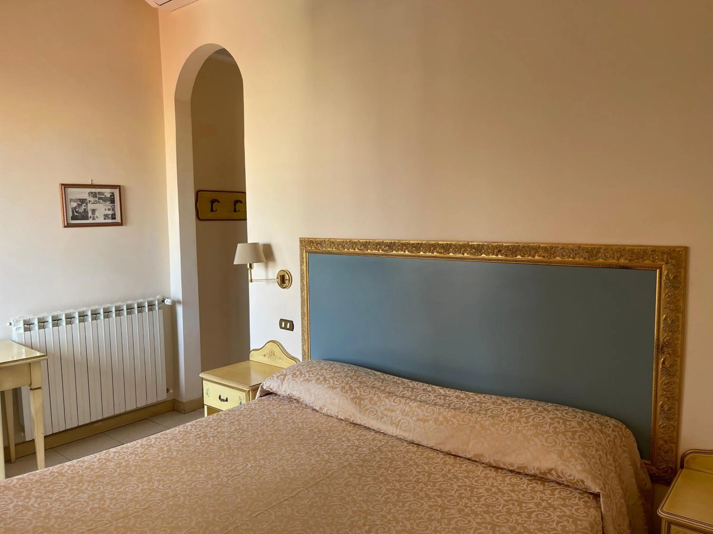 Bedroom, Bed in Villa Tina Hotel