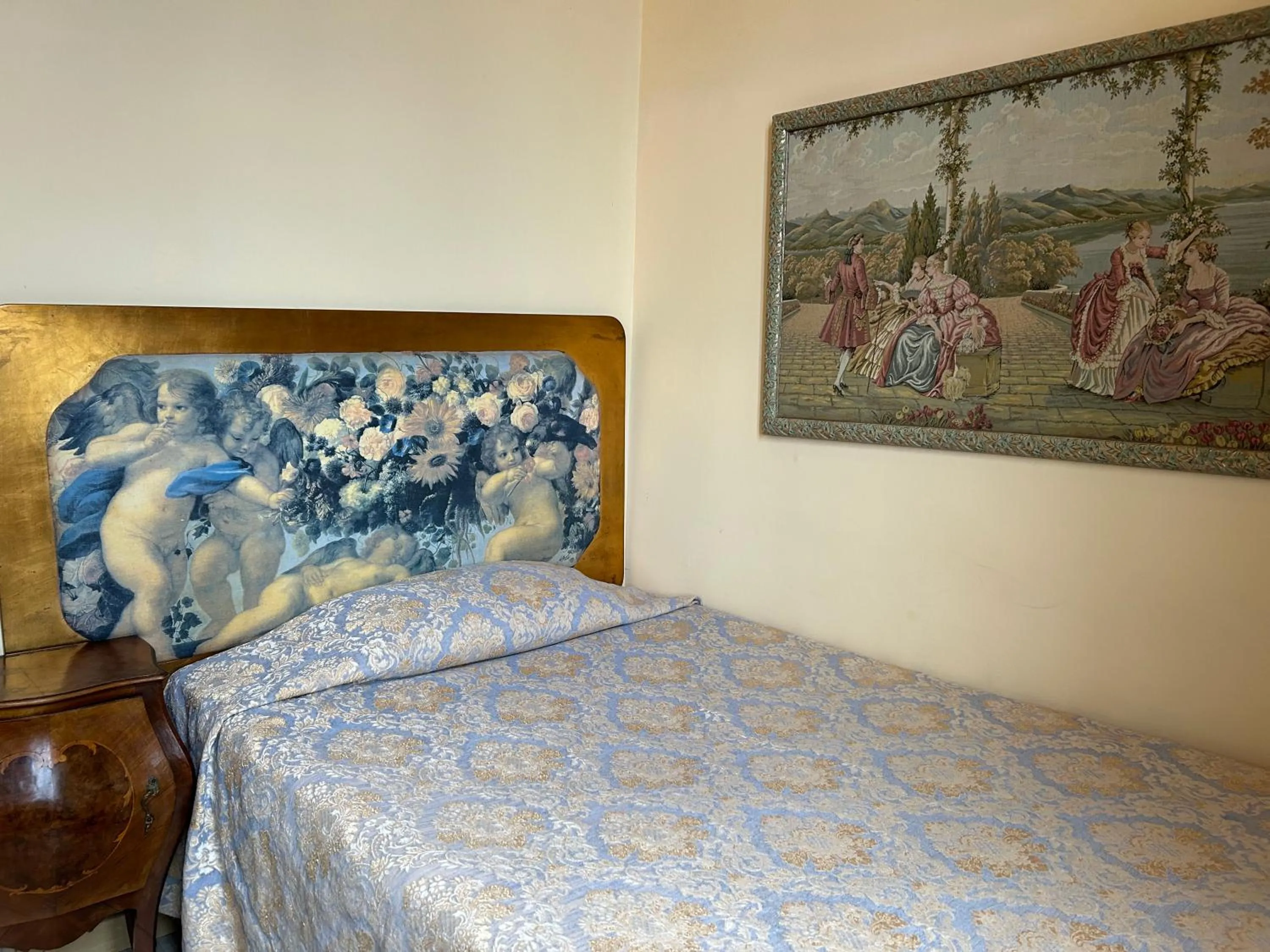 Bedroom, Bed in Villa Tina Hotel