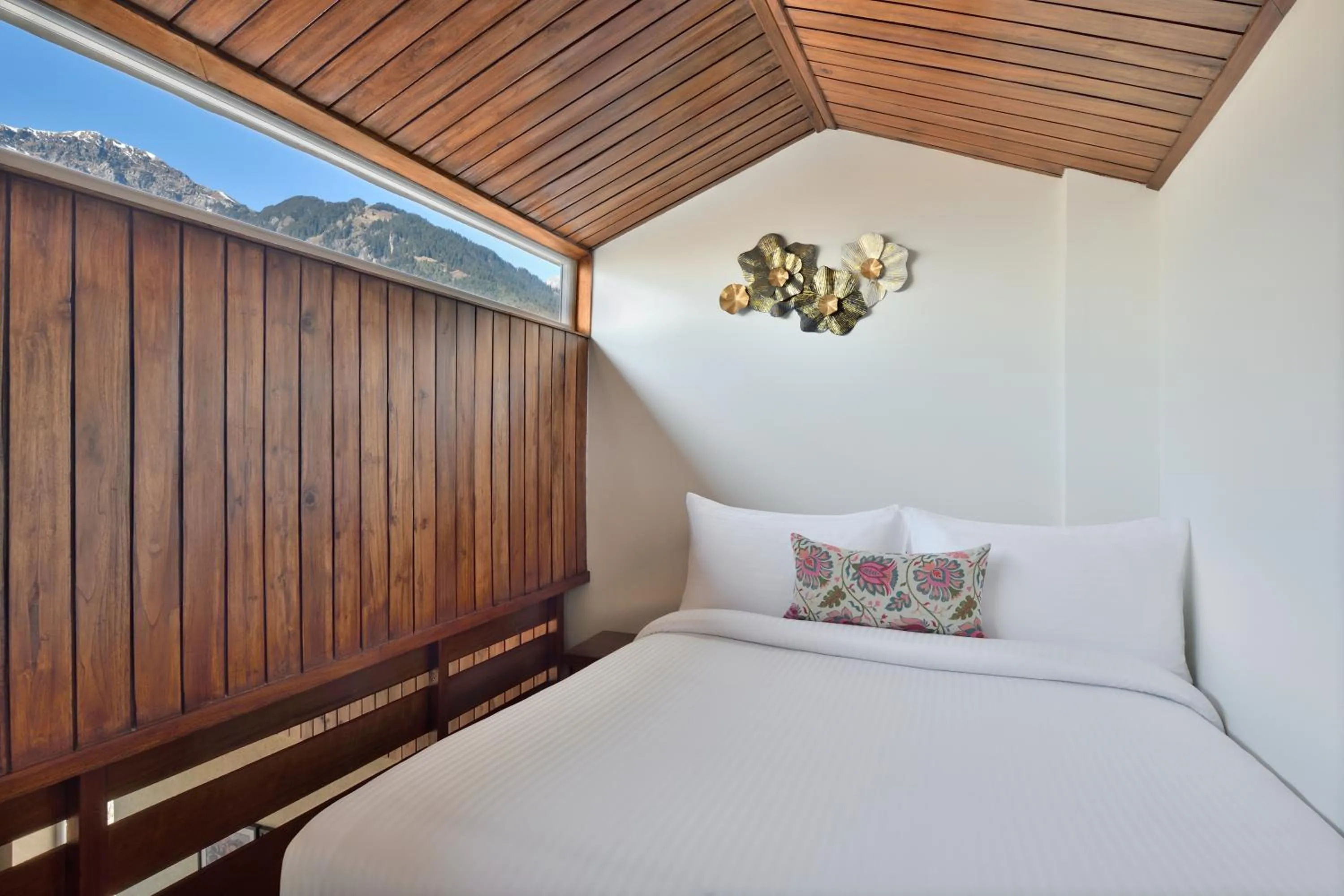 Bed in juSTa Grand View Resort & Spa, Manali
