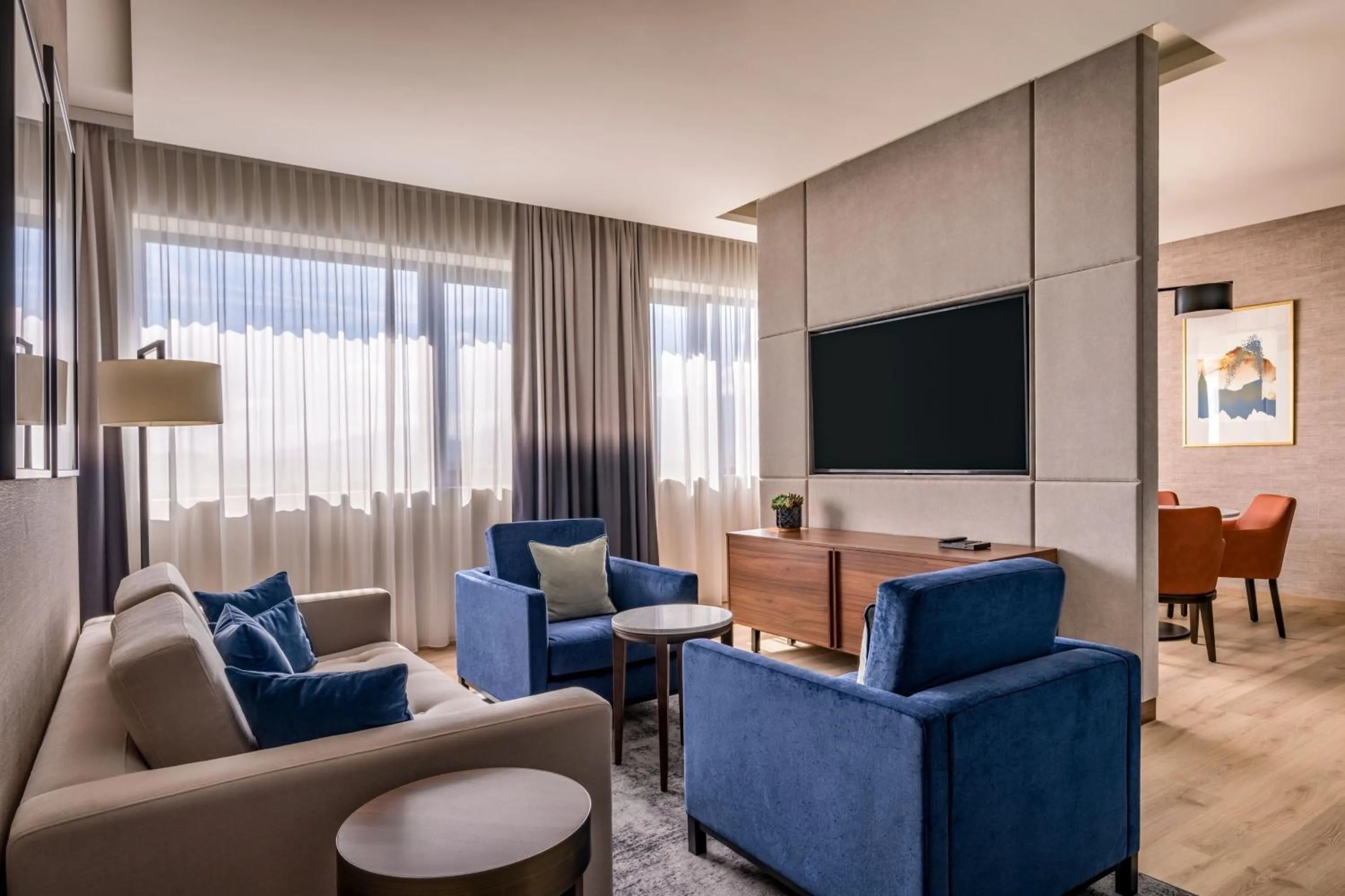 Photo of the whole room in Geneva Marriott Hotel