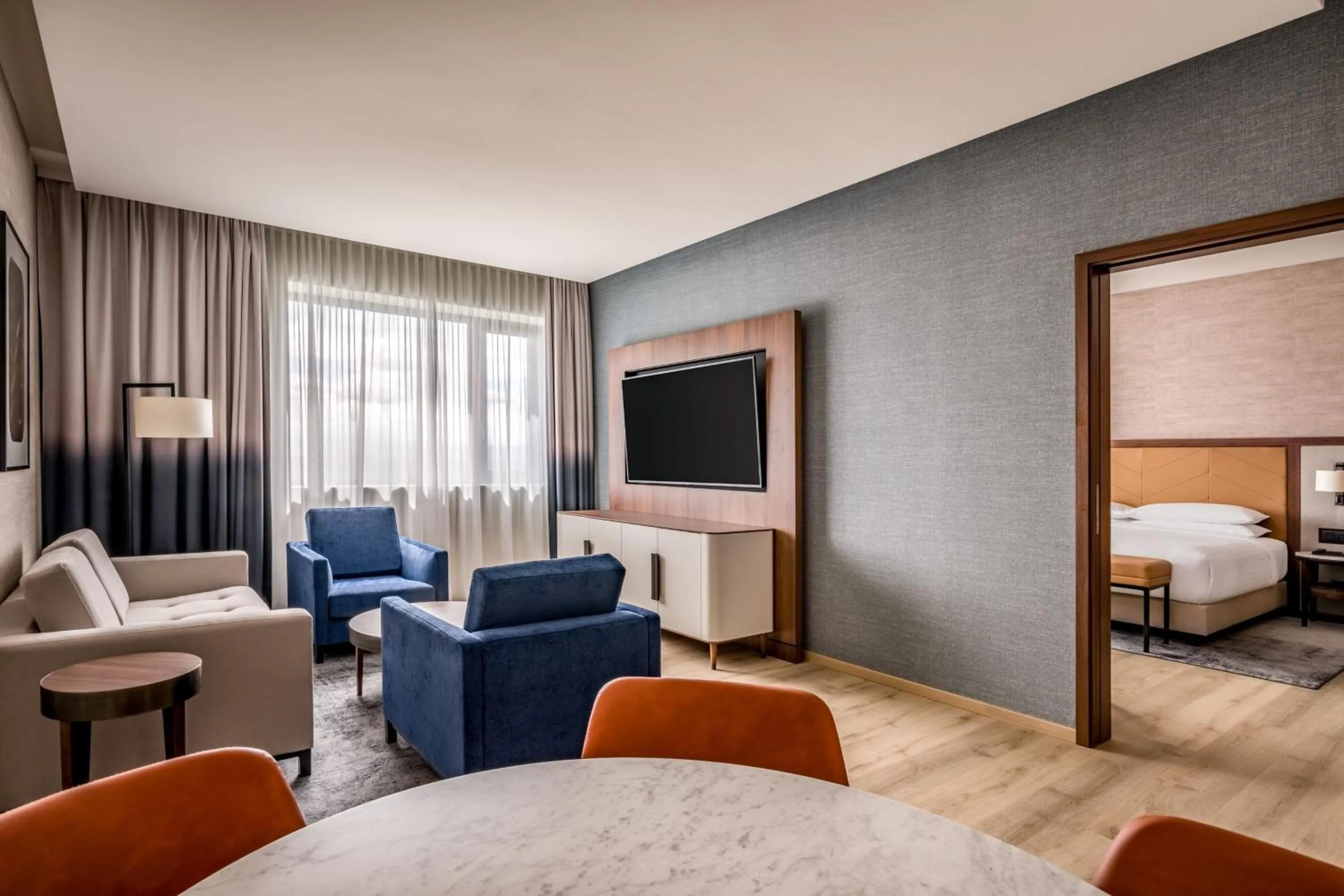 Photo of the whole room, Bed in Geneva Marriott Hotel