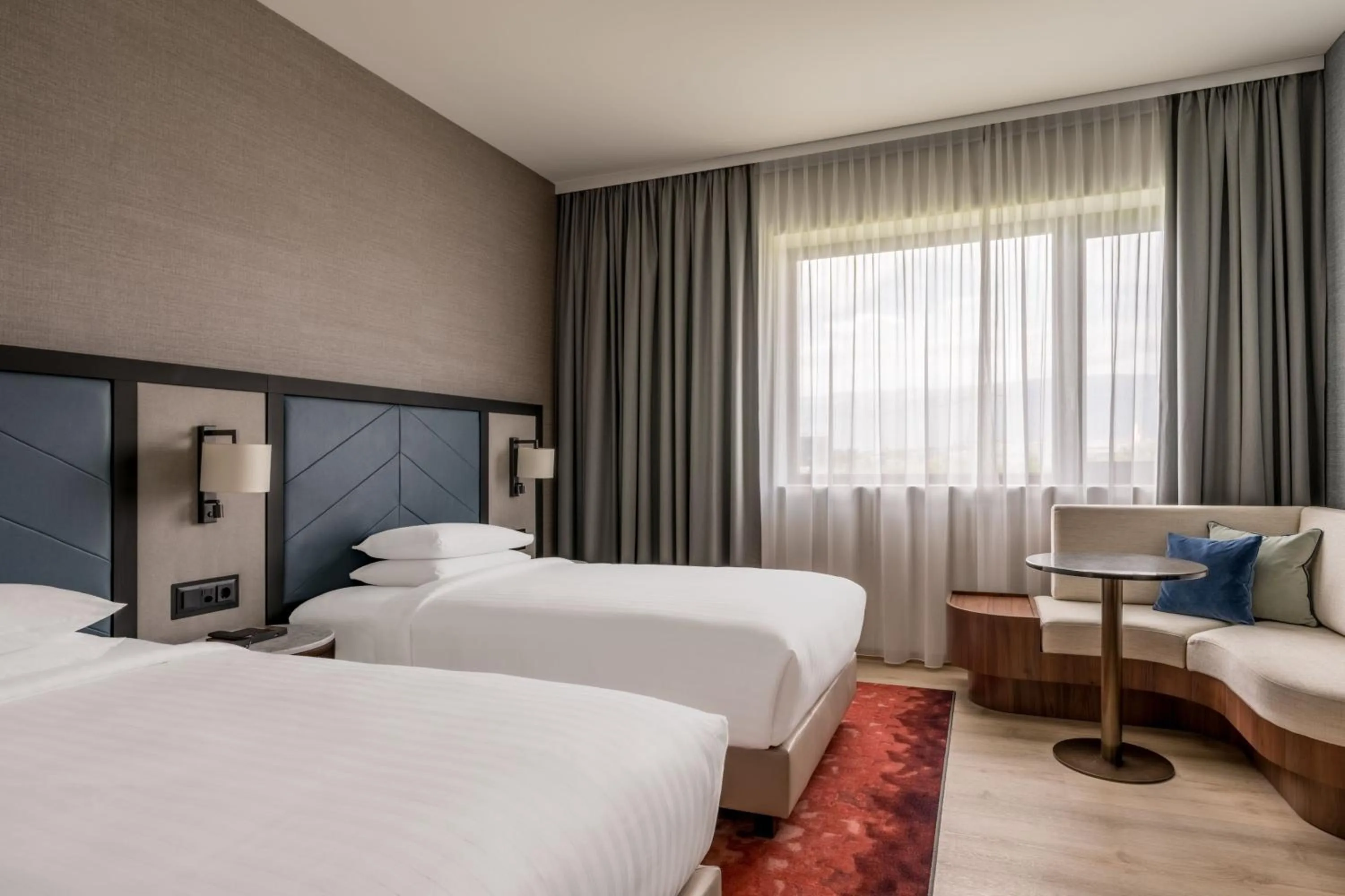 Photo of the whole room, Bed in Geneva Marriott Hotel