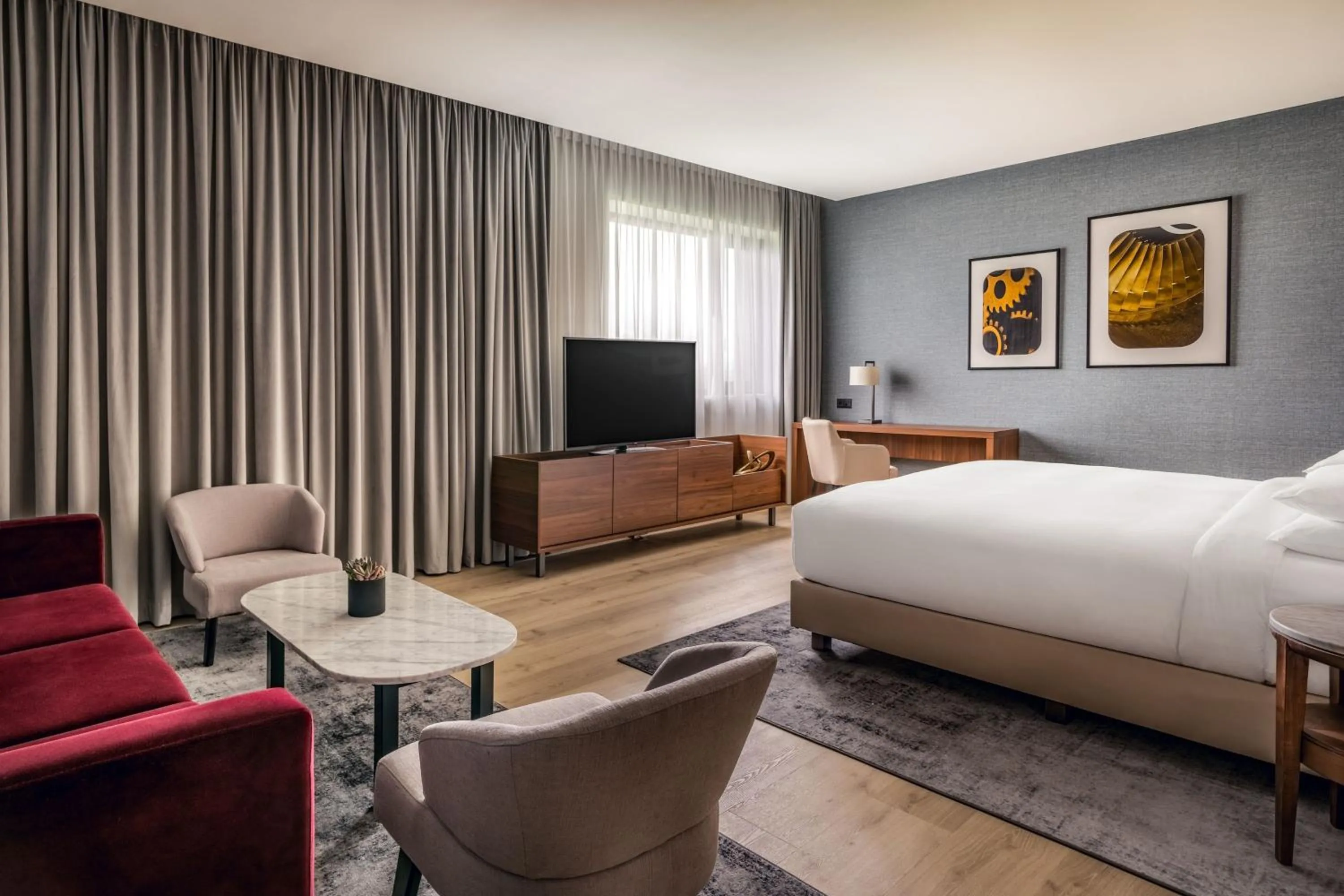 Photo of the whole room, Bed in Geneva Marriott Hotel