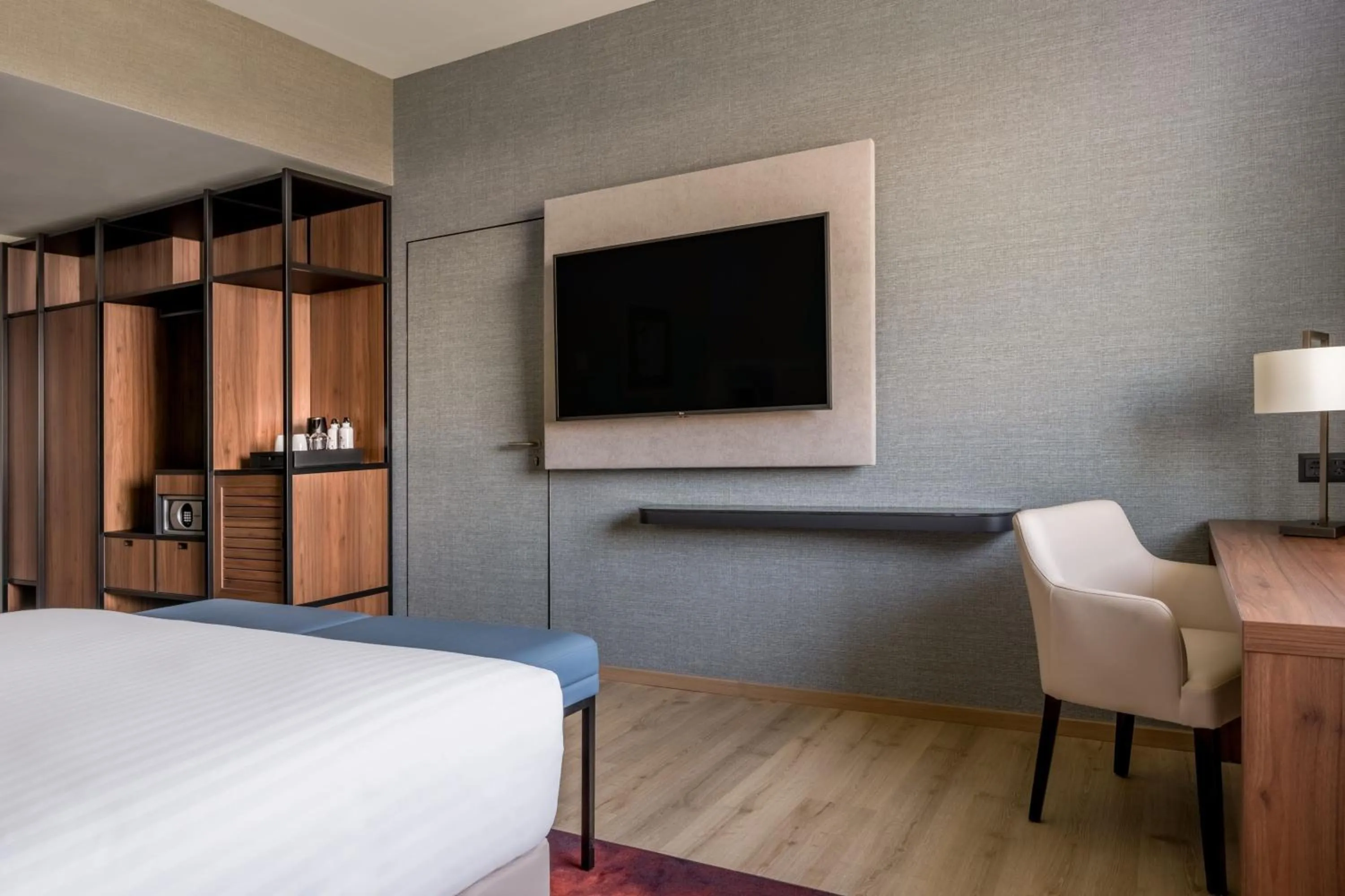 Photo of the whole room, Bed in Geneva Marriott Hotel