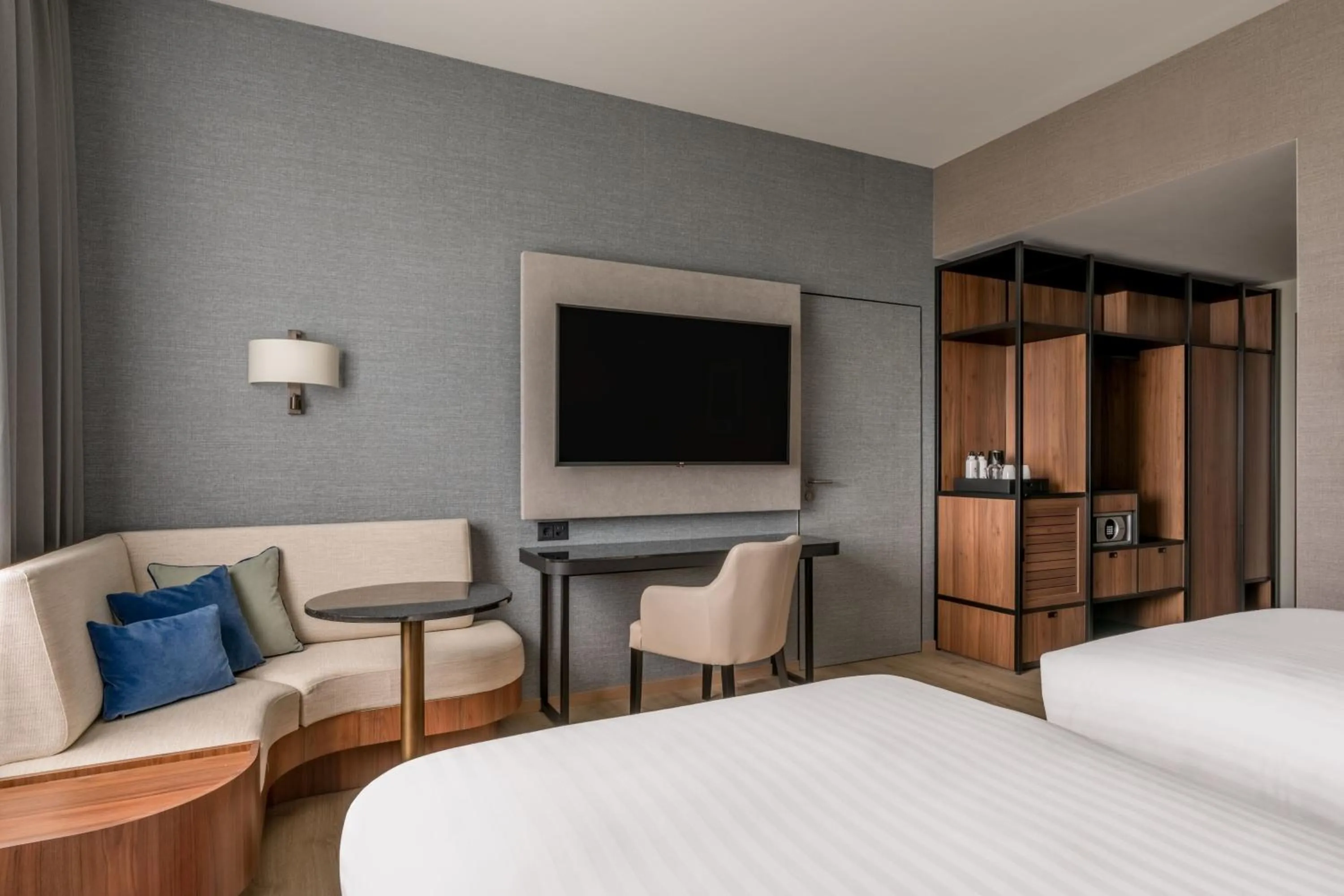 Photo of the whole room, Bed in Geneva Marriott Hotel