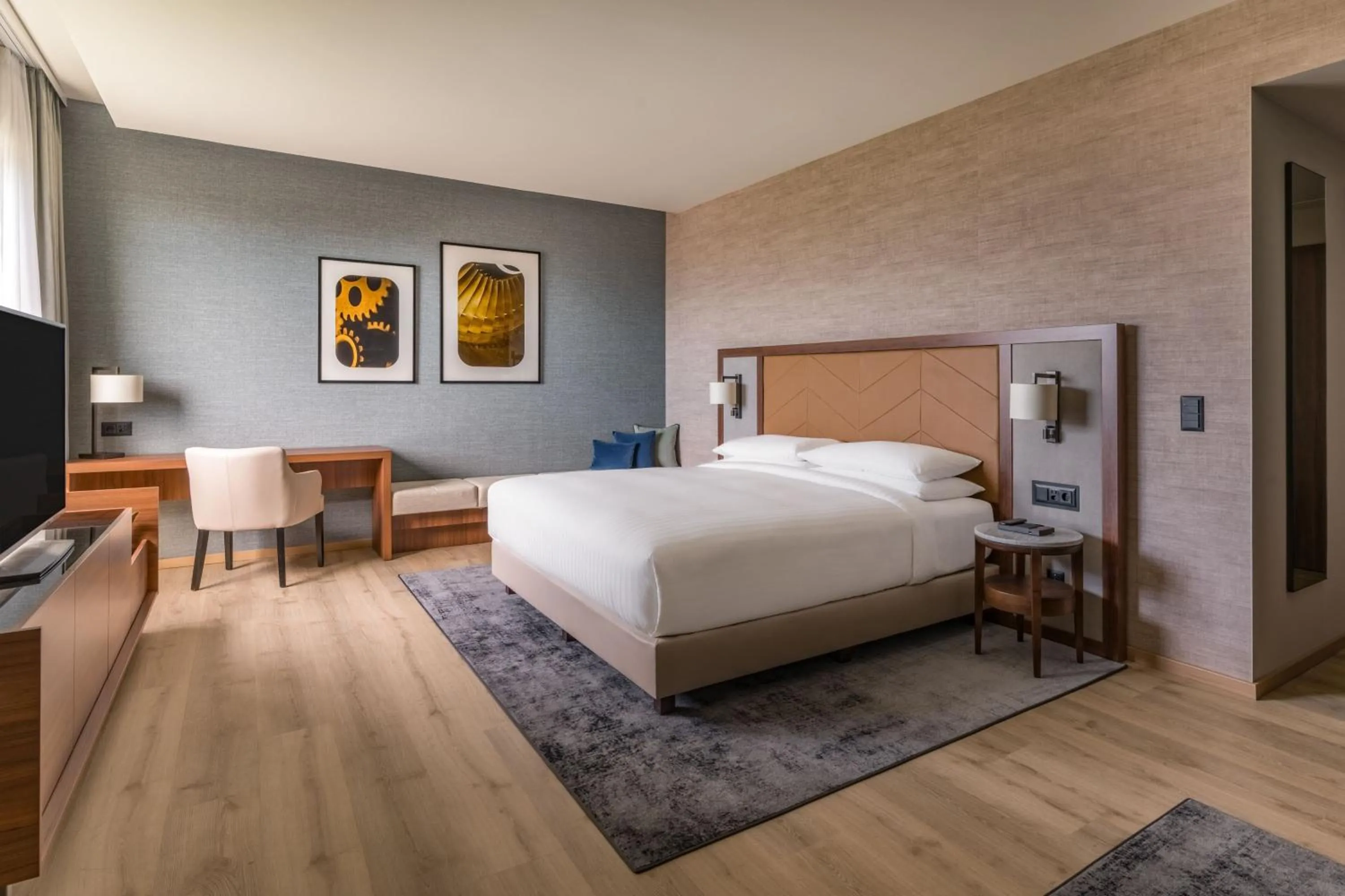 Photo of the whole room, Bed in Geneva Marriott Hotel