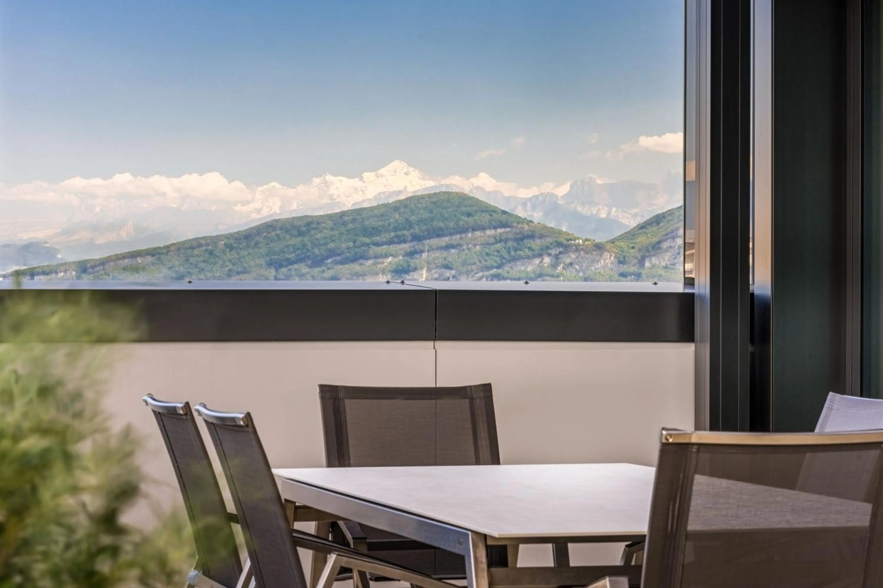 Photo of the whole room in Geneva Marriott Hotel