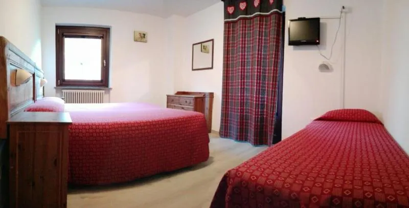 Photo of the whole room, Bed in Hotel Saint Nicolas Gran Paradiso