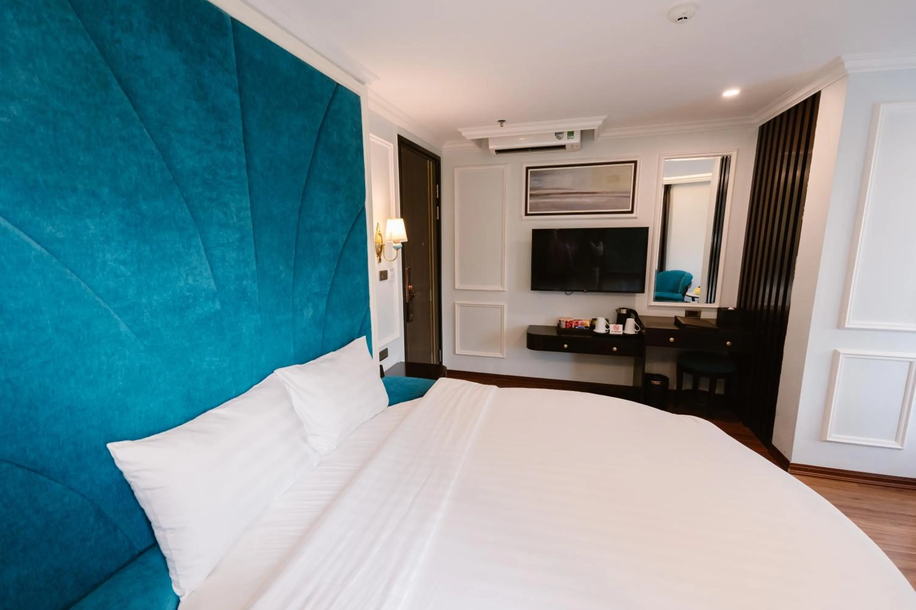 furniture, Bed in Hồng Vận Hotel