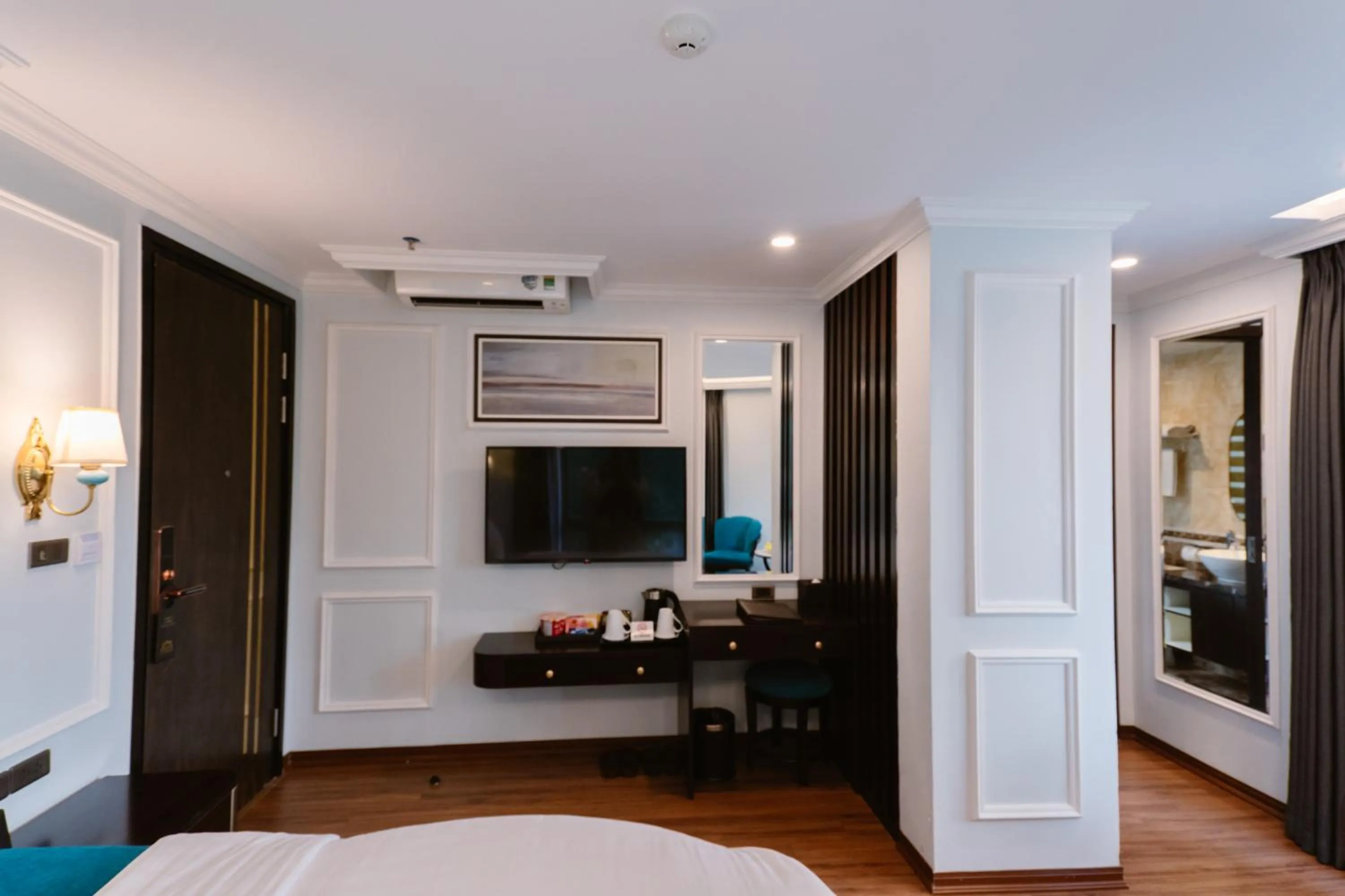 Decorative detail, Bed in Hồng Vận Hotel