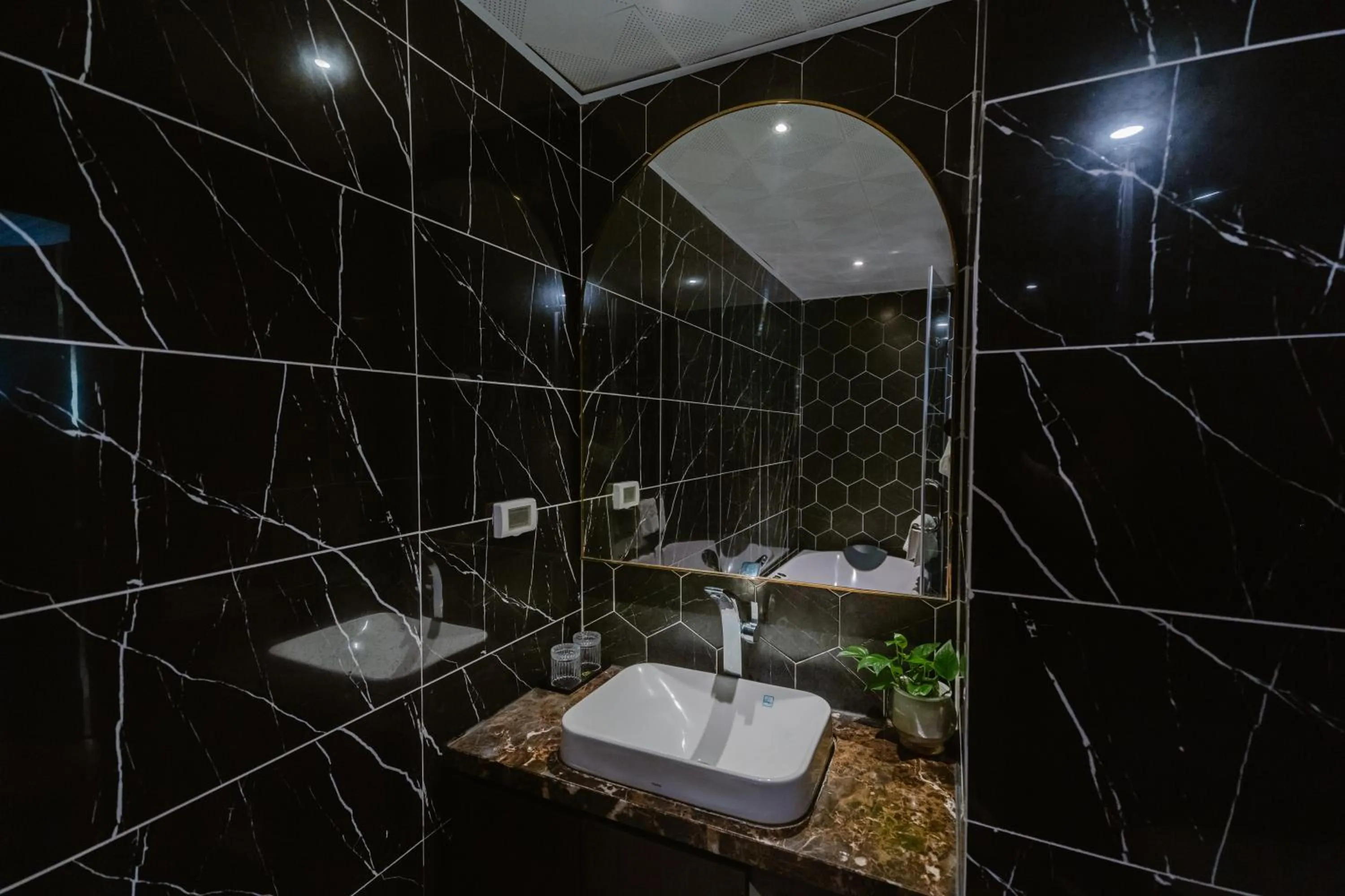 Shower in Hồng Vận Hotel