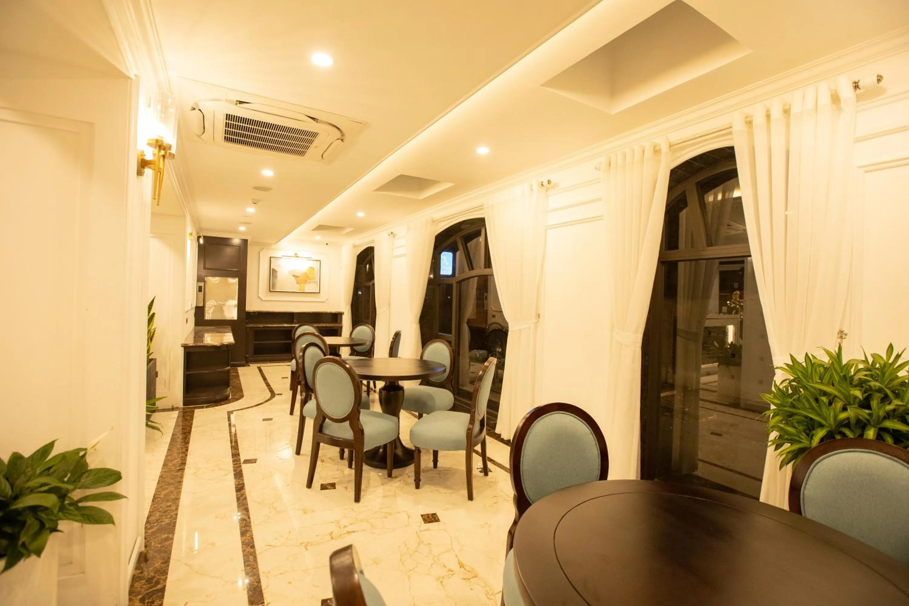 Dining area in Hồng Vận Hotel