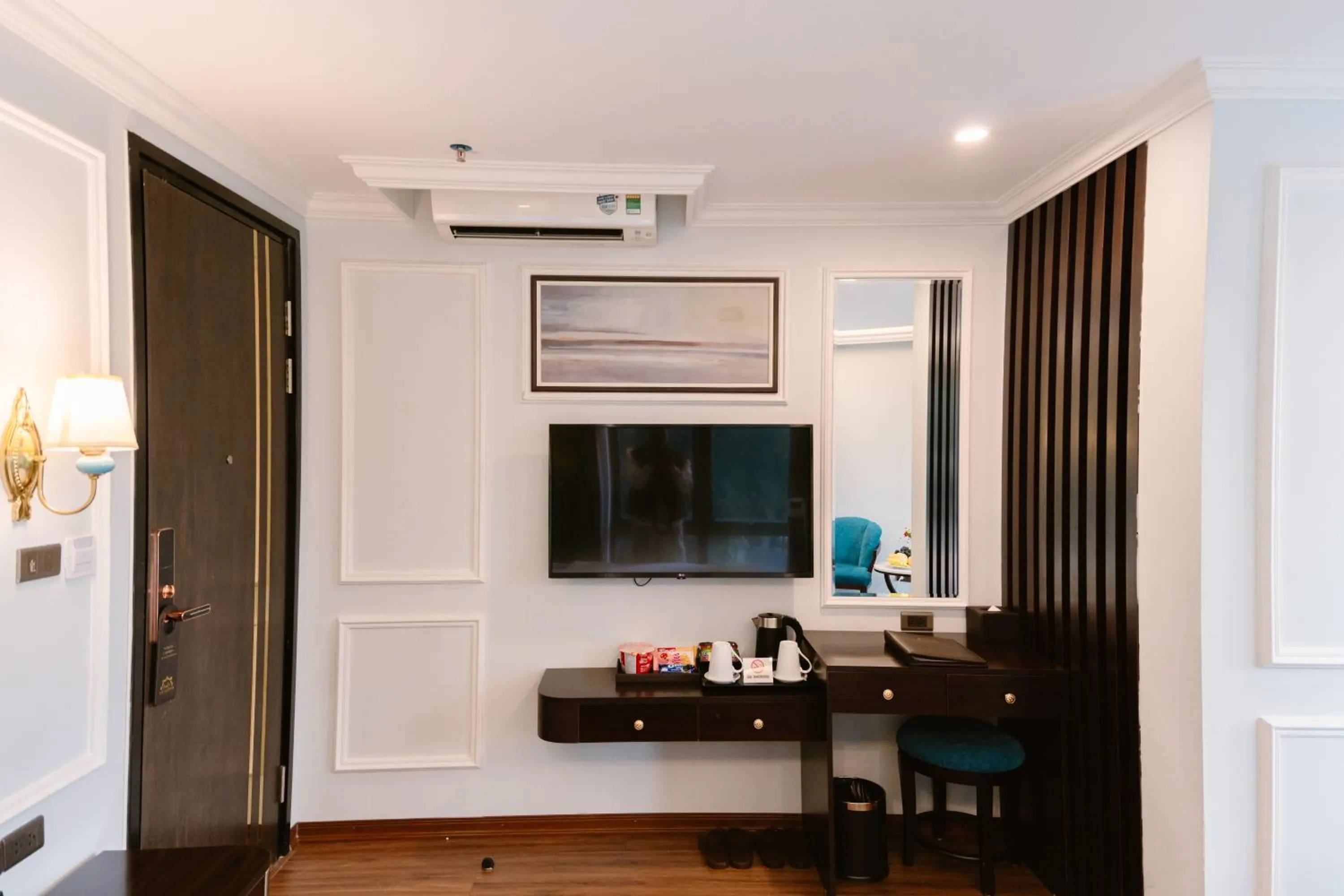 Decorative detail in Hồng Vận Hotel