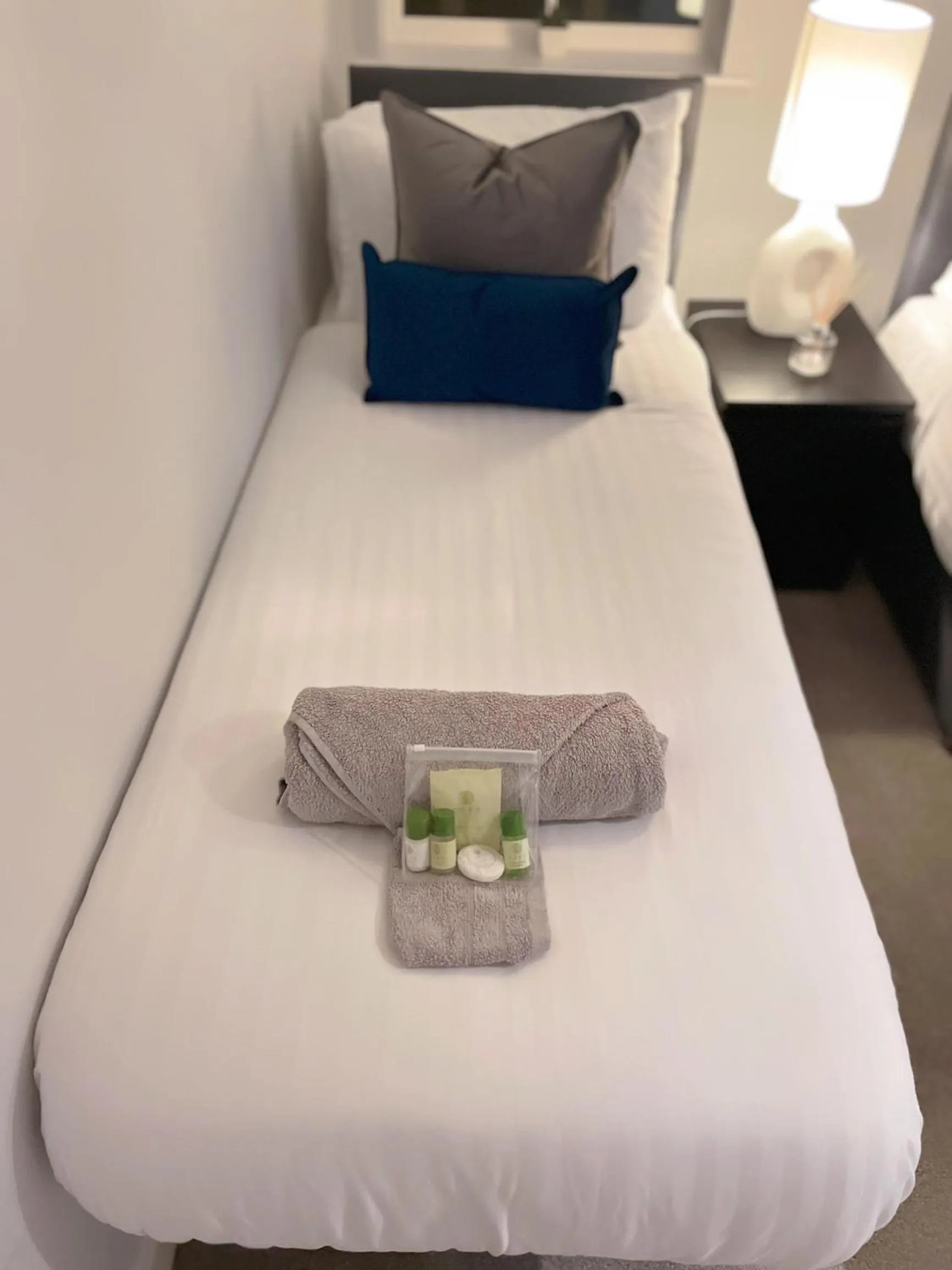 Bedroom, Bed in Super Luxe Central Maidenhead Apartment