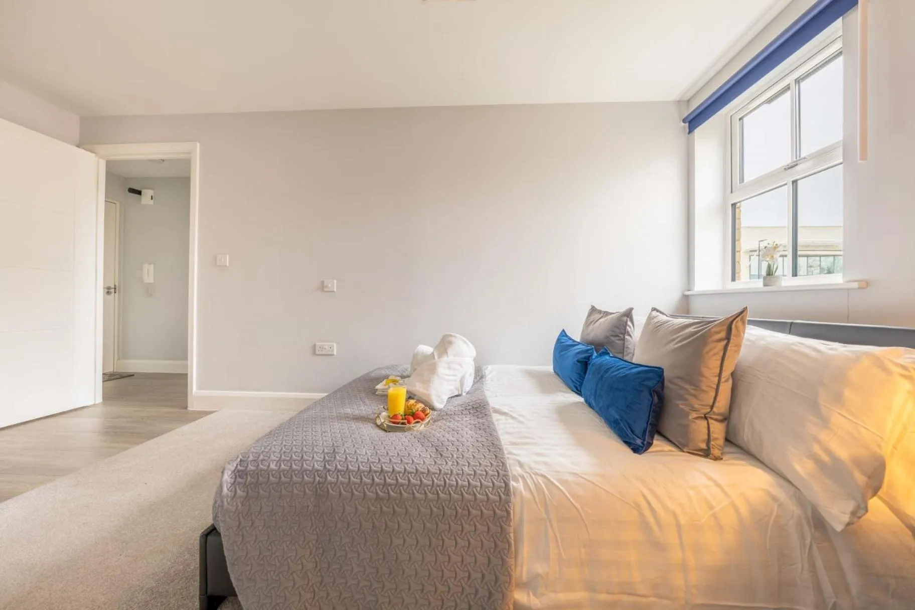 Bedroom, Bed in Super Luxe Central Maidenhead Apartment